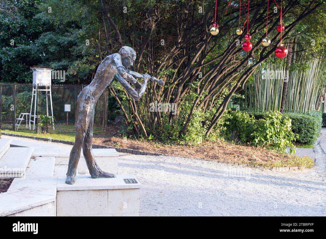 Opatija, Croatie - janvier 2023 : sculpture d'un violoniste Jan Kubelik dans le célèbre parc de la ville touristique Opatija, Croatie Banque D'Images