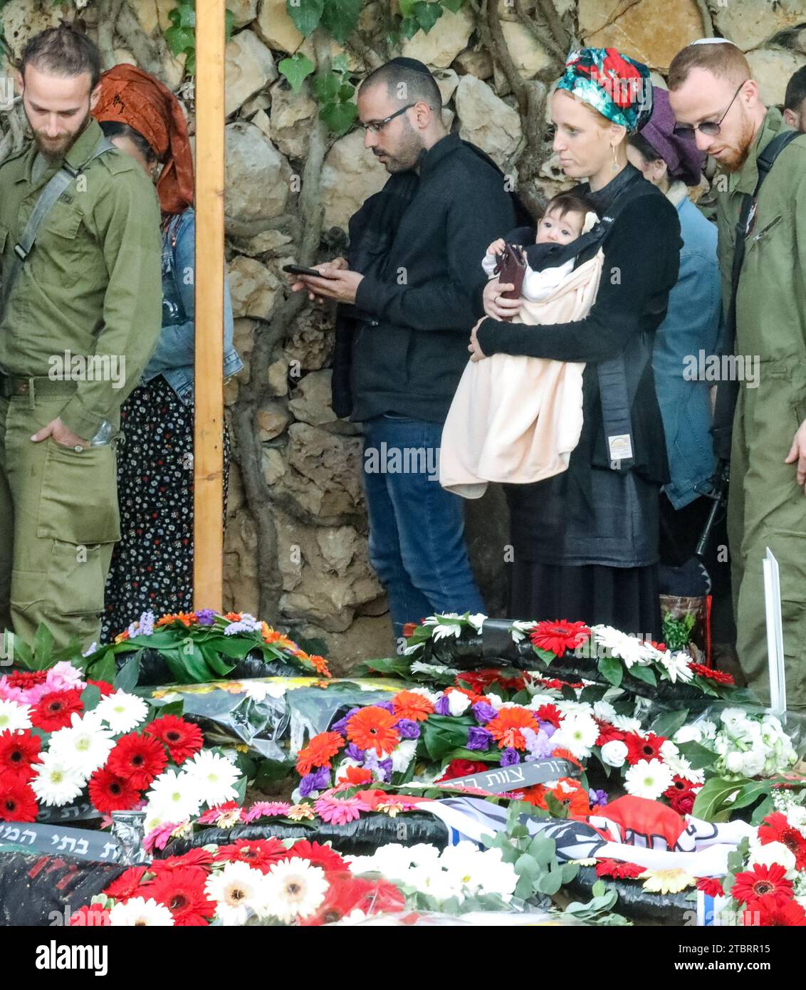 Jérusalem, Israël. 8 décembre 2023. Les gens près de la tombe fraîche d'Eyal Meir Berkovitch qui a été tué dans la guerre de «l'épée de fer» entre Israël et le Hamas dans le regard. Crédit : Yoram Biberman/Alamy Live News. Banque D'Images