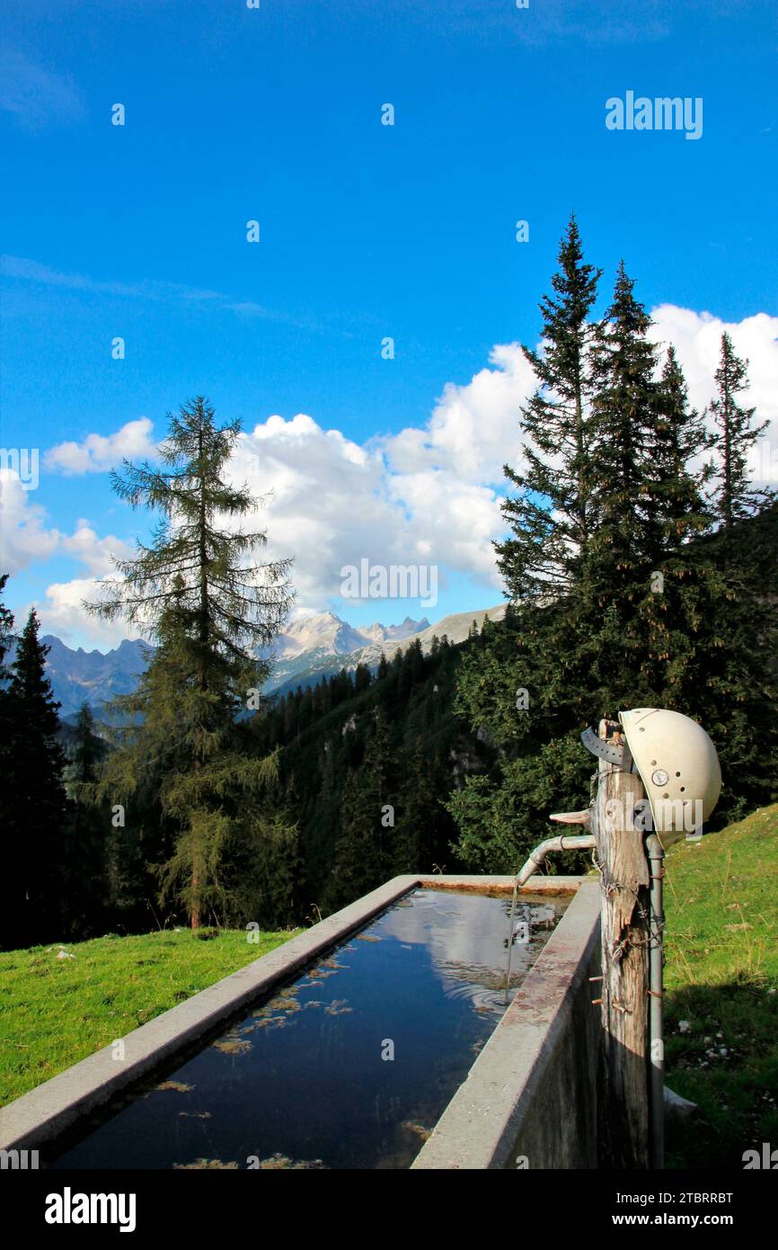 Merveilleux monde de montagne à l'hippenleger, fontaine, casque d'escalade, vue sur le Karwendel, Kristental, Zirl, Innsbruck Land, Tyrol, Autriche Banque D'Images