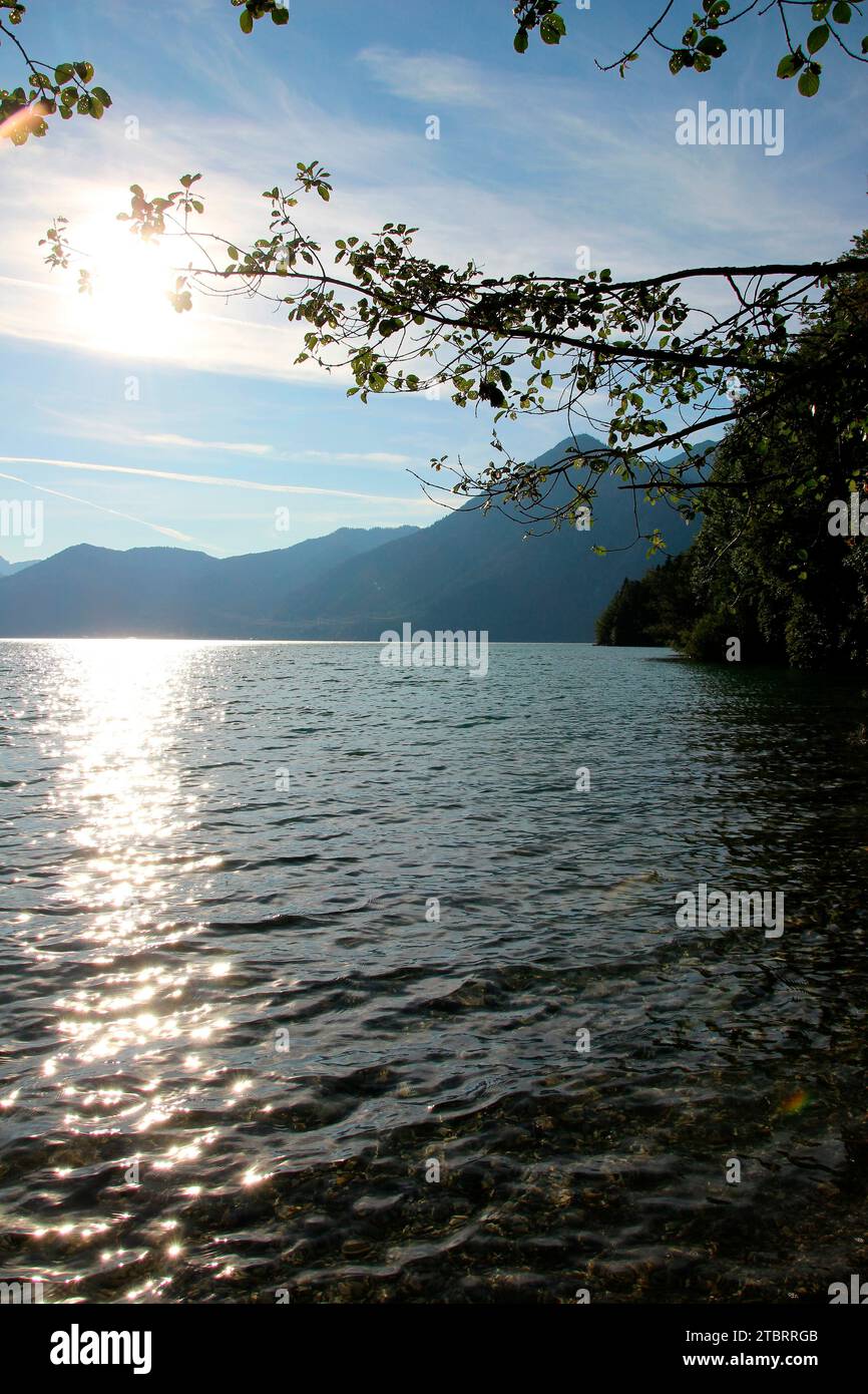 Coucher de soleil d'ambiance du soir Walchensee dans les Alpes bavaroises, vue sur le Simetsberg, soleil couchant d'ambiance nuageuse. Banque D'Images