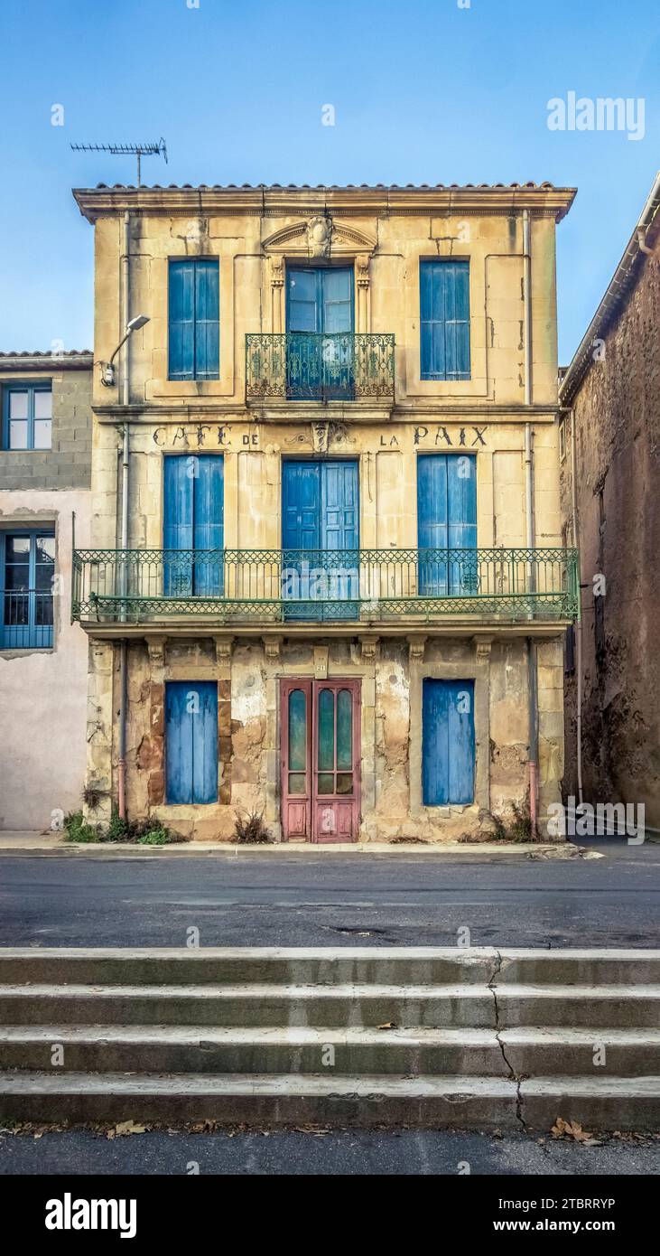 Café fermé à Cruzy. Banque D'Images