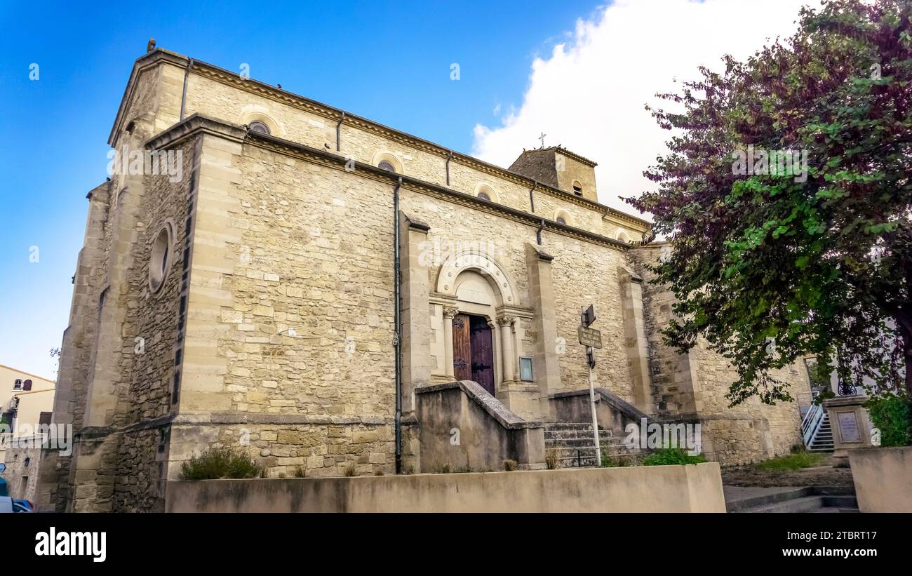 Église Saint Sylvestre à Colombiers. L'église a été construite du XI au XII siècle dans le style roman. La tour de l'église a été érigée au XIX siècle. Banque D'Images