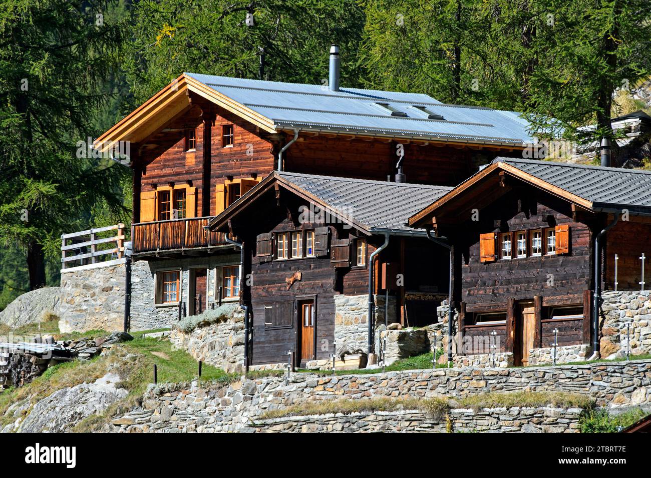 Chalets suisses dans le hameau de Gletscheralp près de Blatten, Fafleralp, Lötschental, Valais, Suisse Banque D'Images