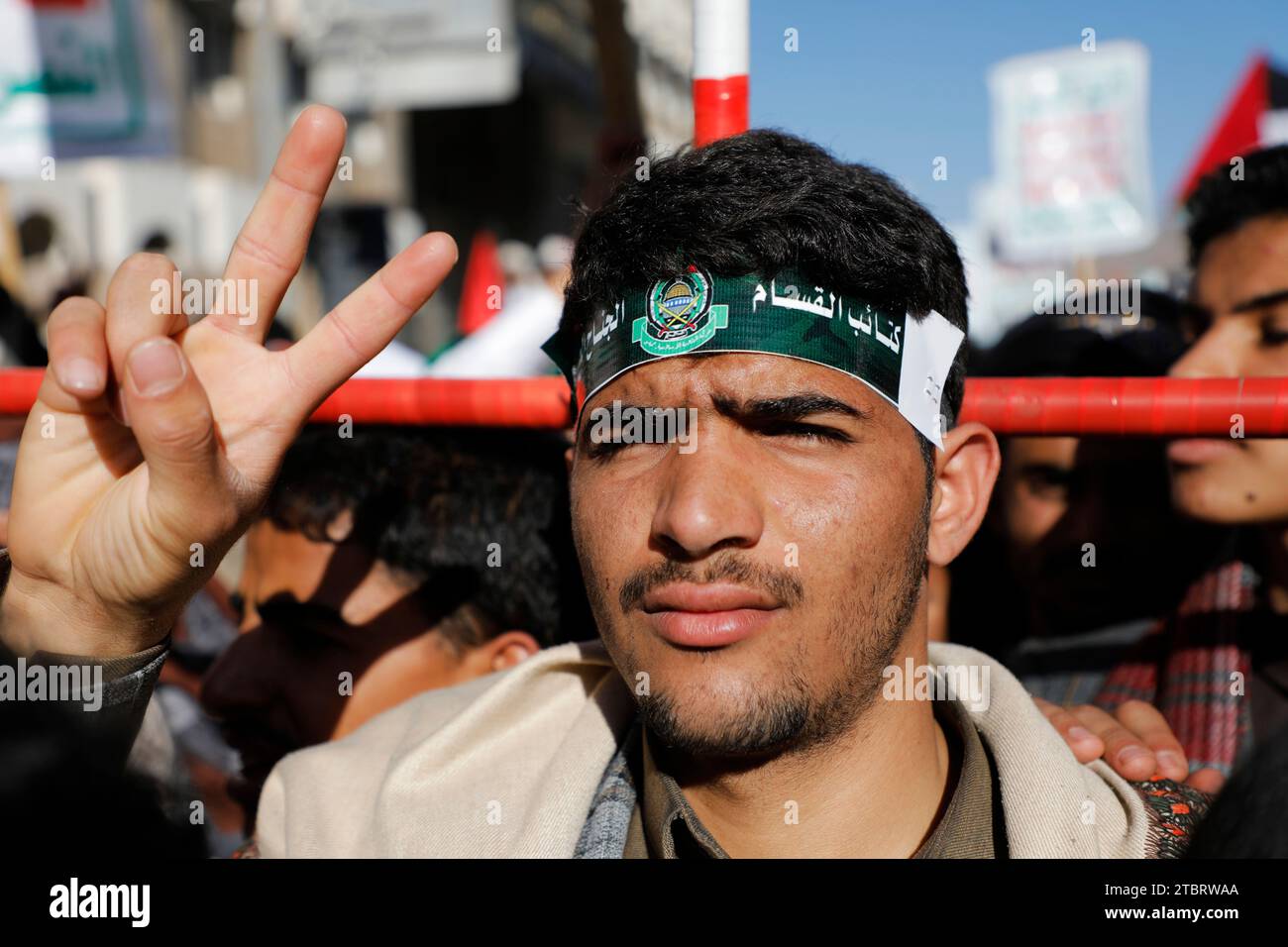 SANAA, Sanaa, Yémen. 8 décembre 2023. Des manifestants participent à une manifestation de solidarité avec les Palestiniens de Gaza, au milieu du conflit en cours entre Israël et la Palestine.les États-Unis ont imposé jeudi des sanctions à 13 personnes et entités pour avoir prétendument acheminé des dizaines de millions de dollars en devises étrangères au groupe Houthi du Yémen à partir de la vente et de l'expédition de marchandises iraniennes.les Houthis disent qu'ils ont organisé des drones et des attaques de missiles contre Israël et des navires israéliens en mer Rouge en réponse à l'offensive lancée par Israël contre Gaza. (Image de crédit : © Banque D'Images