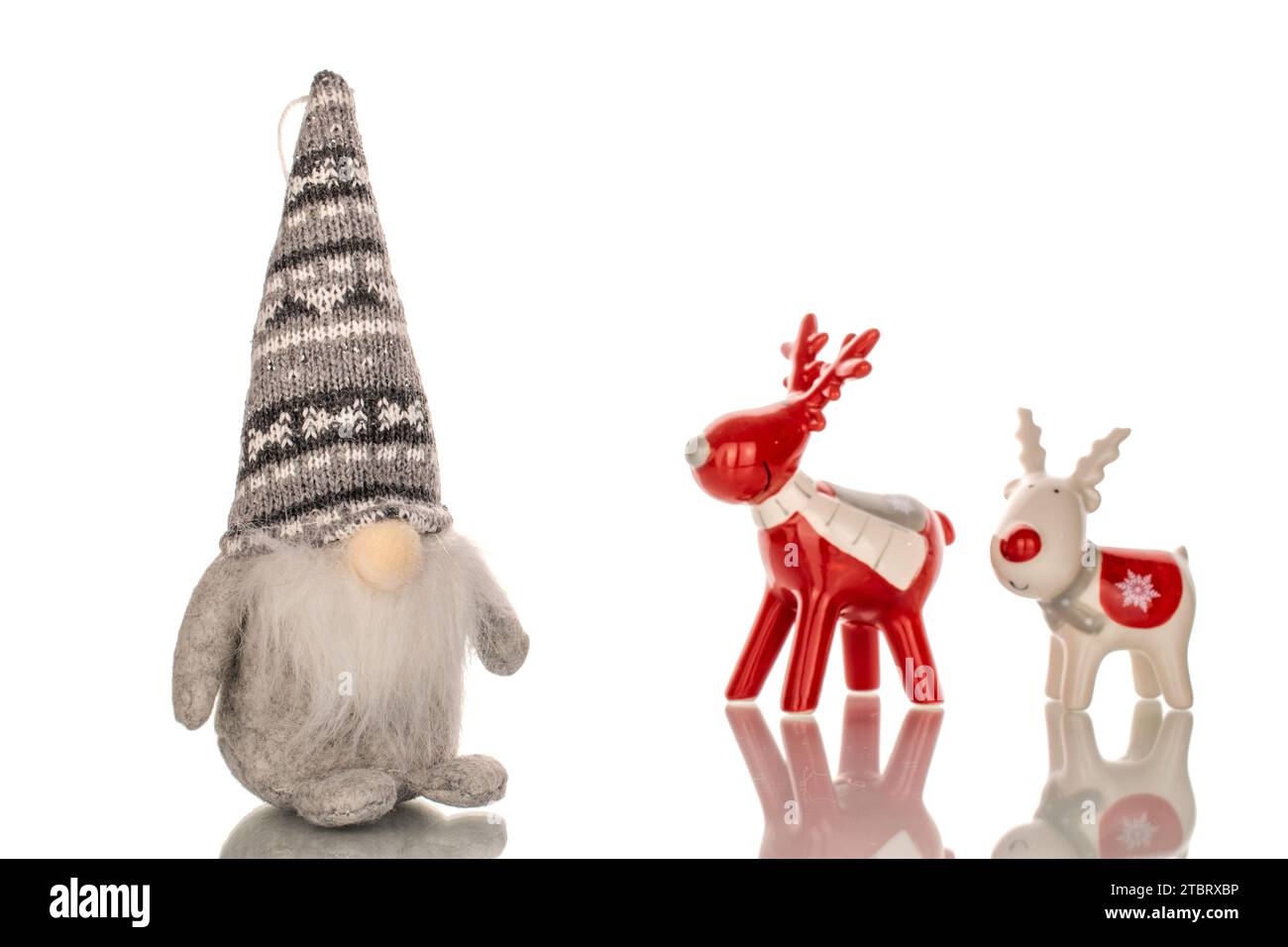 Deux cerfs de Noël en céramique et gnome, macro, isolés sur fond blanc. Banque D'Images