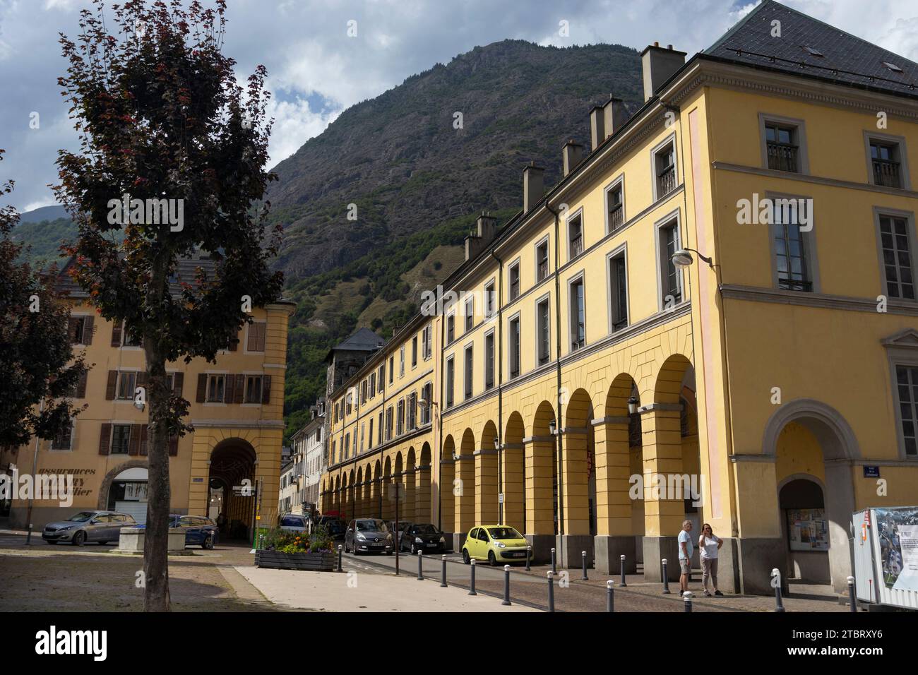 SAINT-JEAN-DE-MAURIENNE, FRANCE, 24 JUILLET 2023 : vue du centre-ville et de la rue de la République, Saint-Jean-de-Maurienne en Savoie. C'est une ville principale Banque D'Images