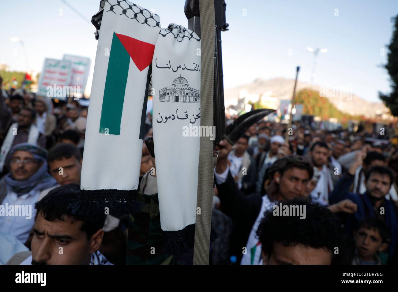 SANAA, Sanaa, Yémen. 8 décembre 2023. Des manifestants prennent part à une manifestation de solidarité avec les Palestiniens de Gaza, au milieu du conflit en cours entre Israël et la Palestine.les États-Unis ont imposé jeudi des sanctions à 13 personnes et entités pour avoir prétendument acheminé des dizaines de millions de dollars en devises étrangères au groupe Houthi du Yémen à partir de la vente et de l'expédition de marchandises iraniennes.les Houthis disent qu'ils ont organisé des drones et des attaques de missiles contre Israël et des navires israéliens en mer Rouge en réponse à l'offensive lancée par Israël contre Gaza. (Image de crédit : © Banque D'Images