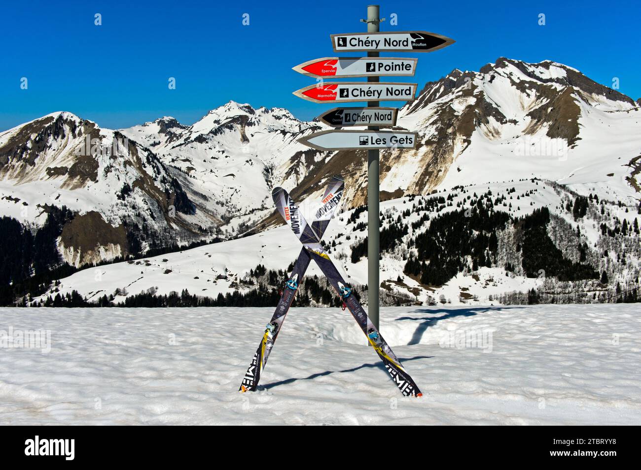 Skis de randonnée croisés devant un panneau sur le sommet du Mont Chéry, Chablais, les Gets, haute-Savoie, France Banque D'Images