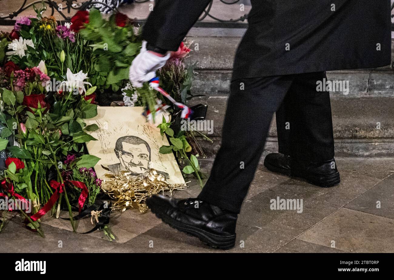 Prague, République tchèque. 08 décembre 2023. Les gens disent au revoir à l'ancien chef de la diplomatie tchèque, député et sénateur Karel Schwarzenberg dans l'église des Chevaliers de Malte dans l'église notre-Dame-dessous de la chaîne, Prague, République tchèque, le 8 décembre 2023. Karel Schwarzenberg meurt le 12 novembre à l'âge de 85 ans. Ses funérailles auront lieu à St. Cathédrale Vitus à Prague à midi le samedi 9 décembre 2023. Crédit : Roman Vondrous/CTK photo/Alamy Live News Banque D'Images