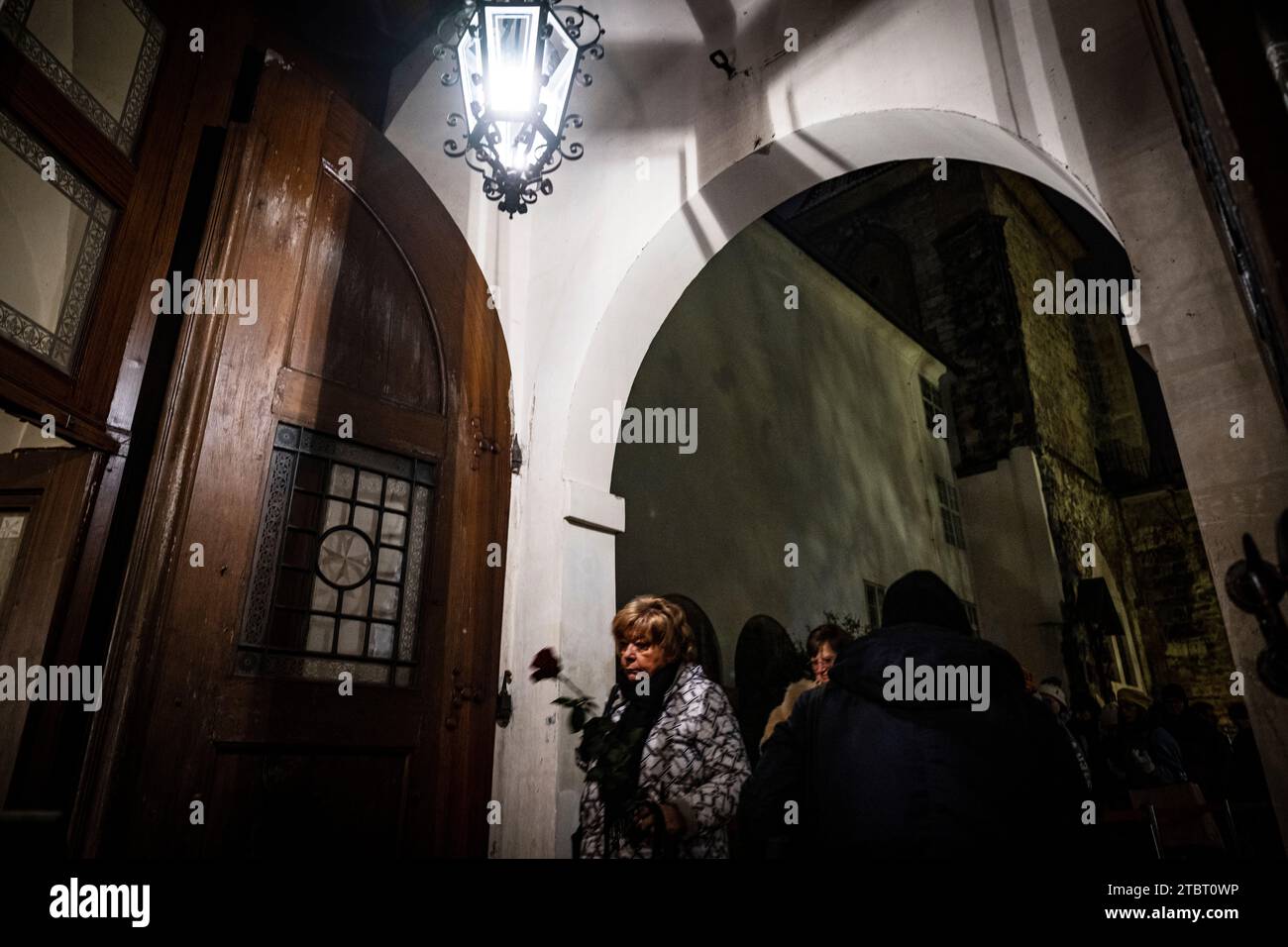 Prague, République tchèque. 08 décembre 2023. Les gens disent au revoir à l'ancien chef de la diplomatie tchèque, député et sénateur Karel Schwarzenberg dans l'église des Chevaliers de Malte dans l'église notre-Dame-dessous de la chaîne, Prague, République tchèque, le 8 décembre 2023. Karel Schwarzenberg meurt le 12 novembre à l'âge de 85 ans. Ses funérailles auront lieu à St. Cathédrale Vitus à Prague à midi le samedi 9 décembre 2023. Crédit : Roman Vondrous/CTK photo/Alamy Live News Banque D'Images