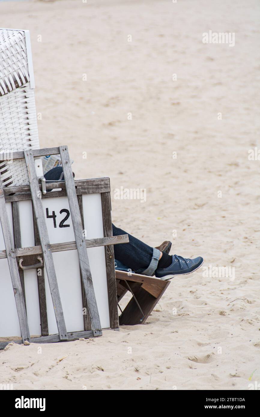 Allemagne, Mecklembourg-Poméranie occidentale, Île d'Usedom, personne en chaise longue sur la plage, gros plan, détail Banque D'Images