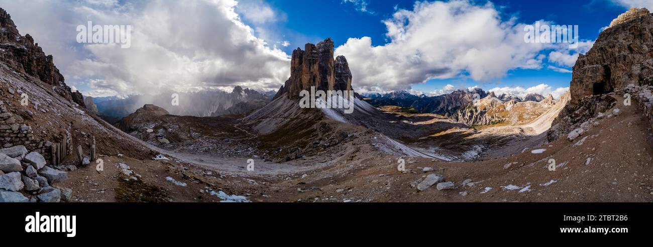 Vue panoramique de la formation rocheuse Tre cime di Lavaredo, vue depuis Paternkofel Scharte, en automne. Banque D'Images