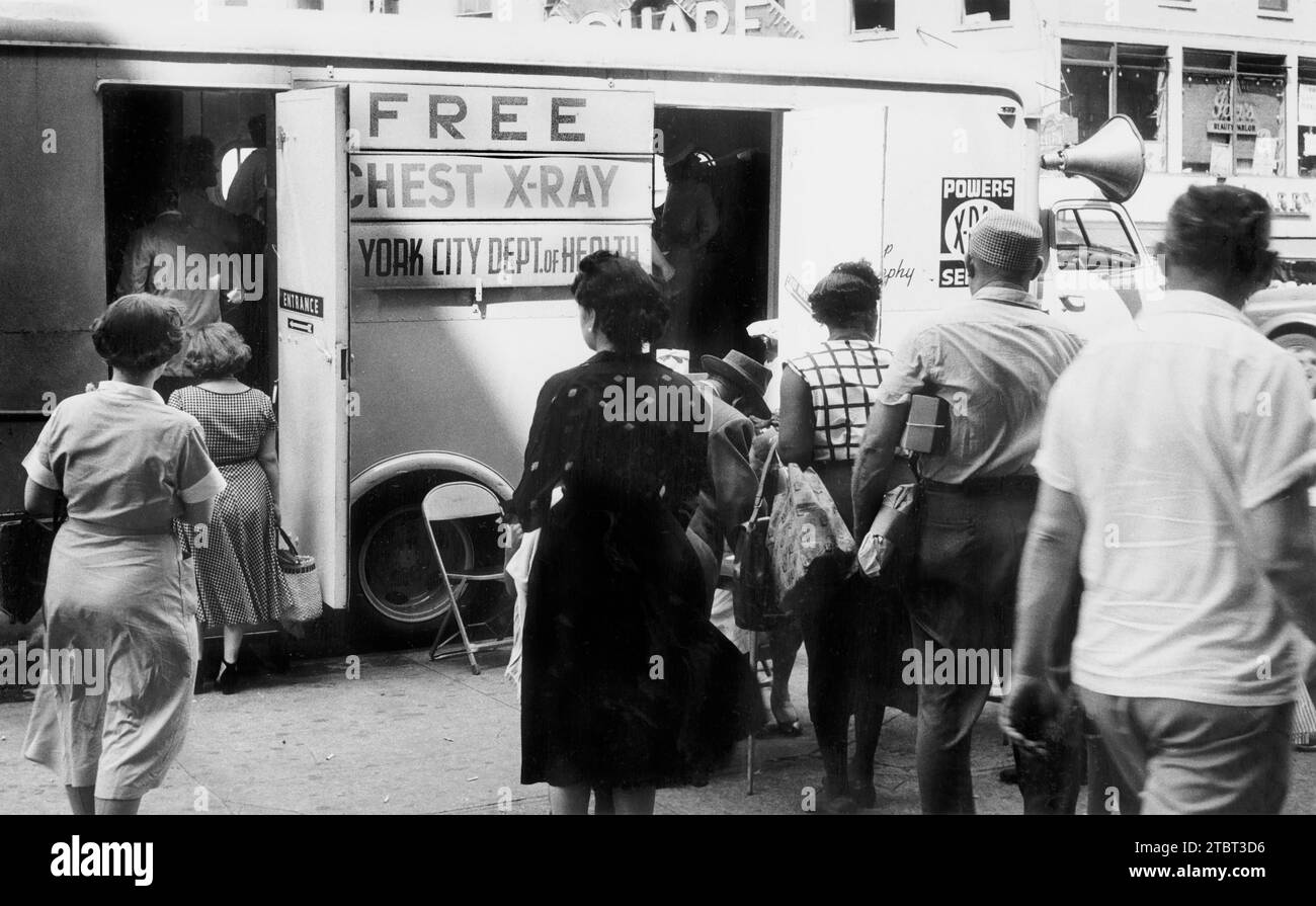 Groupe d'hommes et de femmes en file d'attente pour entrer dans un camion de radiographie thoracique gratuit exploité par le ministère de la Santé de la ville de New York, New York City, New York, USA, Angelo Rizzuto, collection Anthony Angel, juin 1957 Banque D'Images