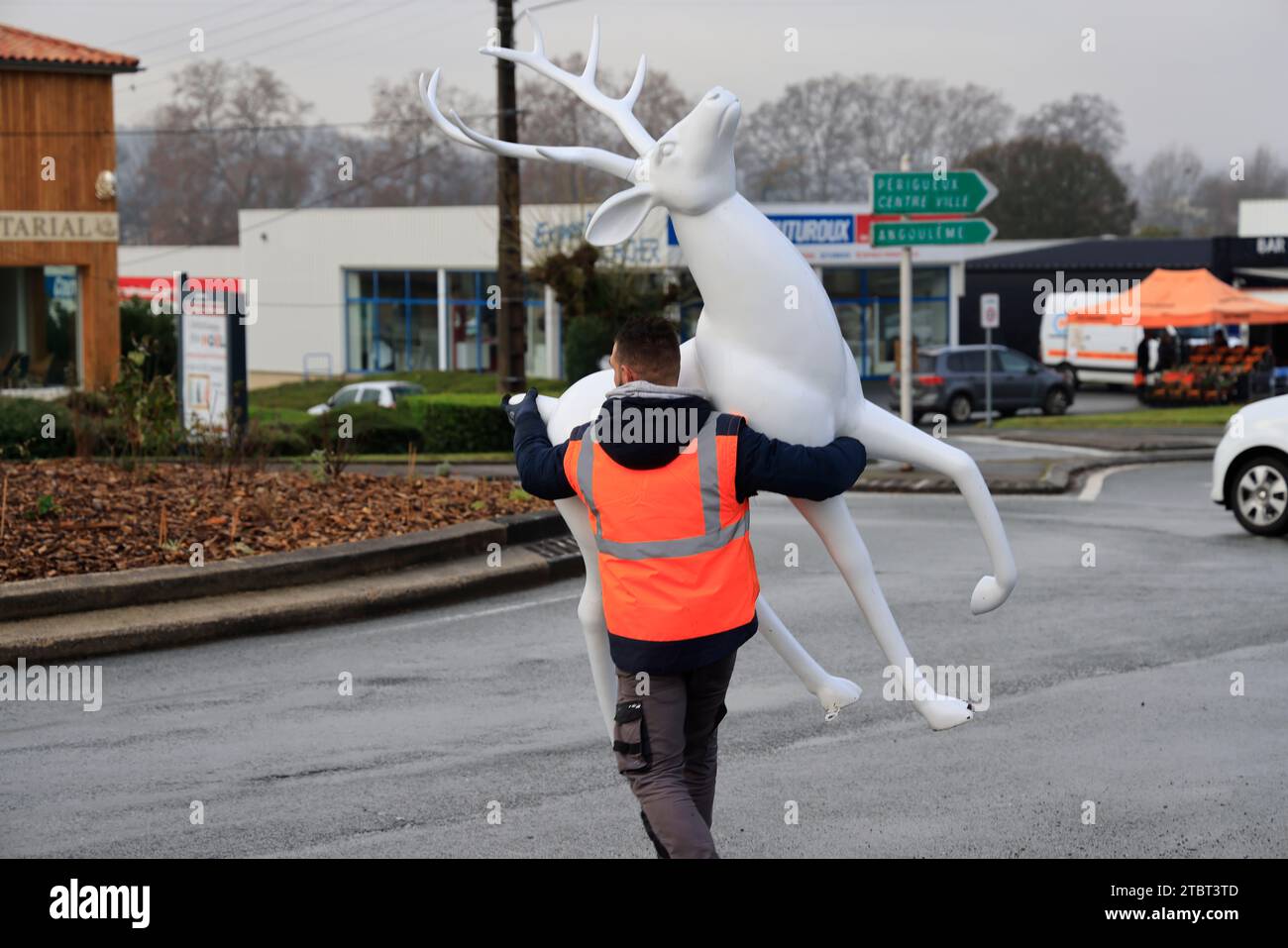 Trélissac, France. 8 décembre 2023. Avec le réchauffement climatique à l’approche de Noël, la neige est devenue rare dans le Sud-Ouest de la France. Seules les décorations installées rappellent les décors naturels froids et enneigés de Noël. Trélissac, Périgord, Dordogne, France, Europe. Photo Hugo Martin/Alamy Live News. Banque D'Images