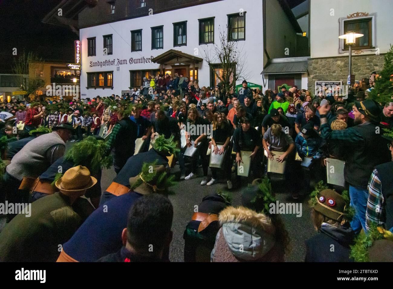 Rinchnach, douane régionale grosses Wolfauslassen (libération du grand loup), 'loups' sonnent des 'cow-bells' surdimensionnés le 10 novembre dans le centre-ville de Basse-Bavière, Bavière, Allemagne Banque D'Images