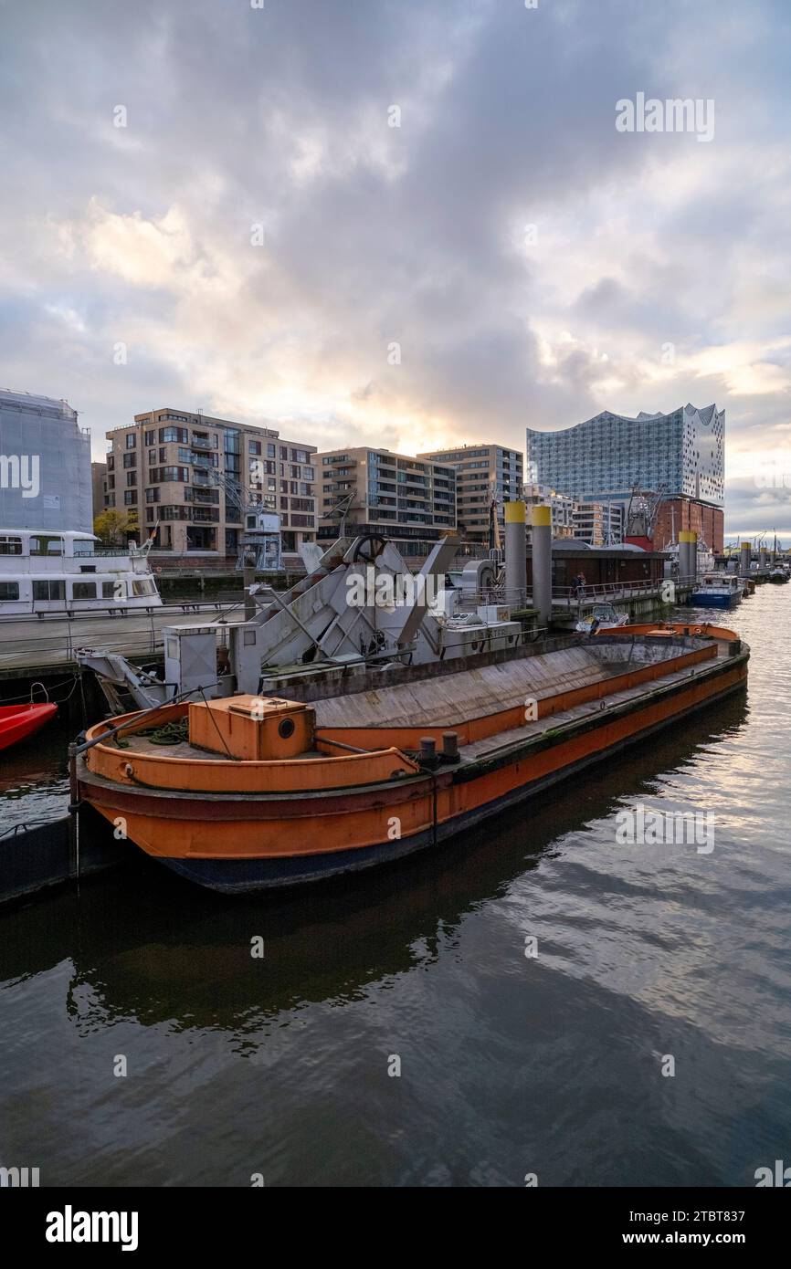 Barge devant la Hafencity Hamburg Banque D'Images