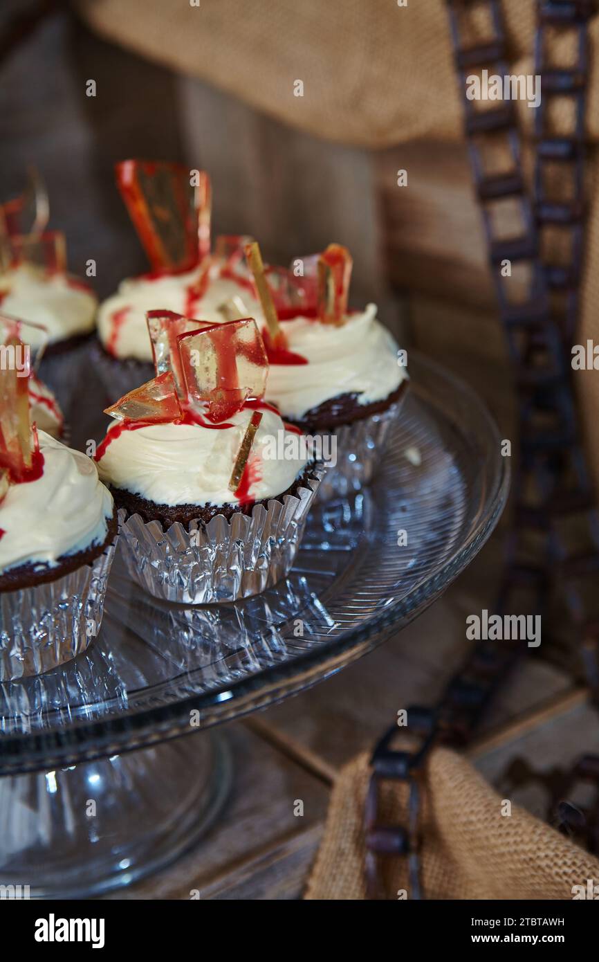 Cupcakes au chocolat gourmet avec bonbons en verre rouge dans un cadre rustique Banque D'Images