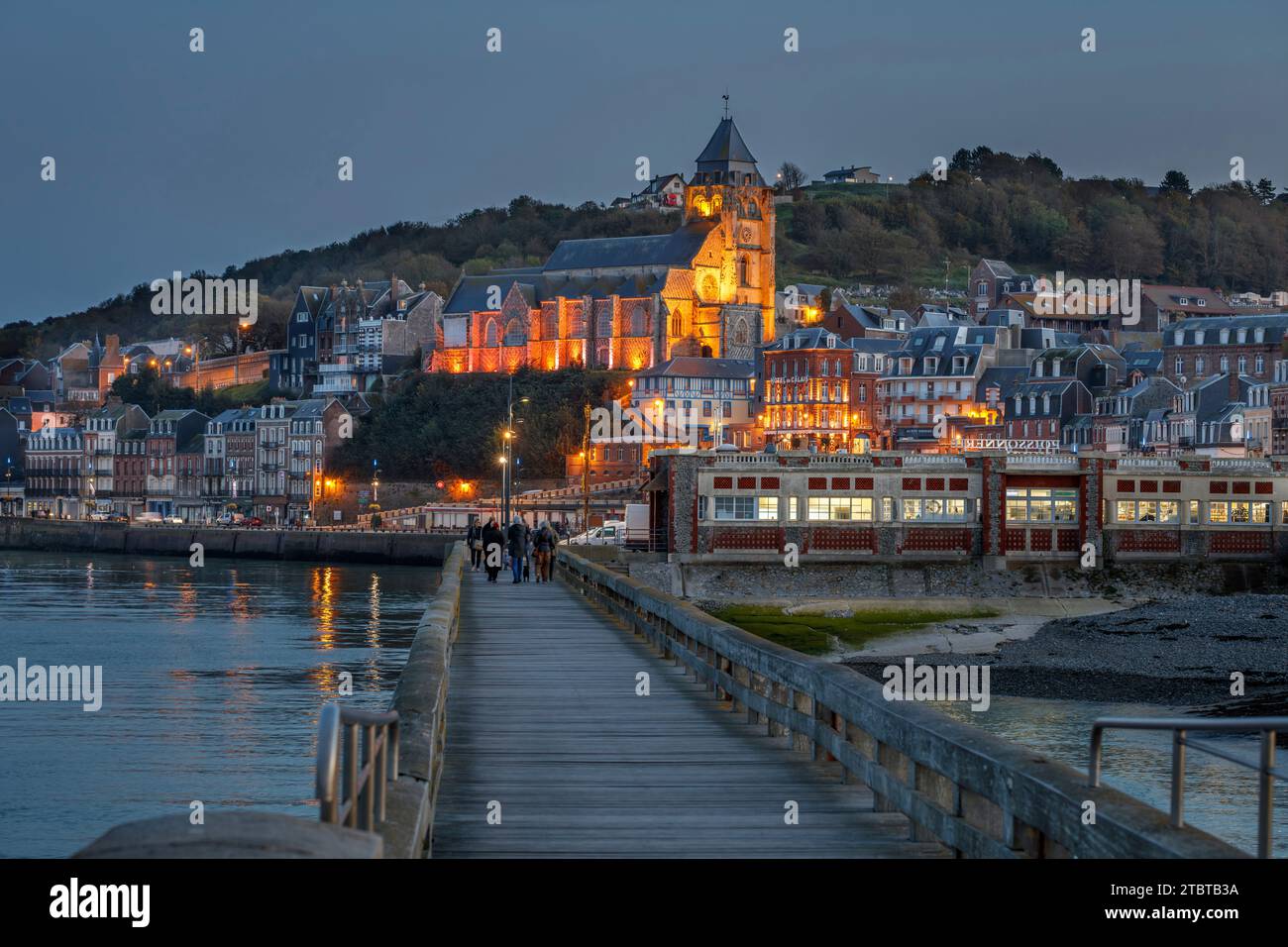 France, Normandie, le Tréport, vue depuis la jetée du phare jusqu'à la ville et l'église Saint-Jacques illuminée, crépuscule, vue nocturne Banque D'Images