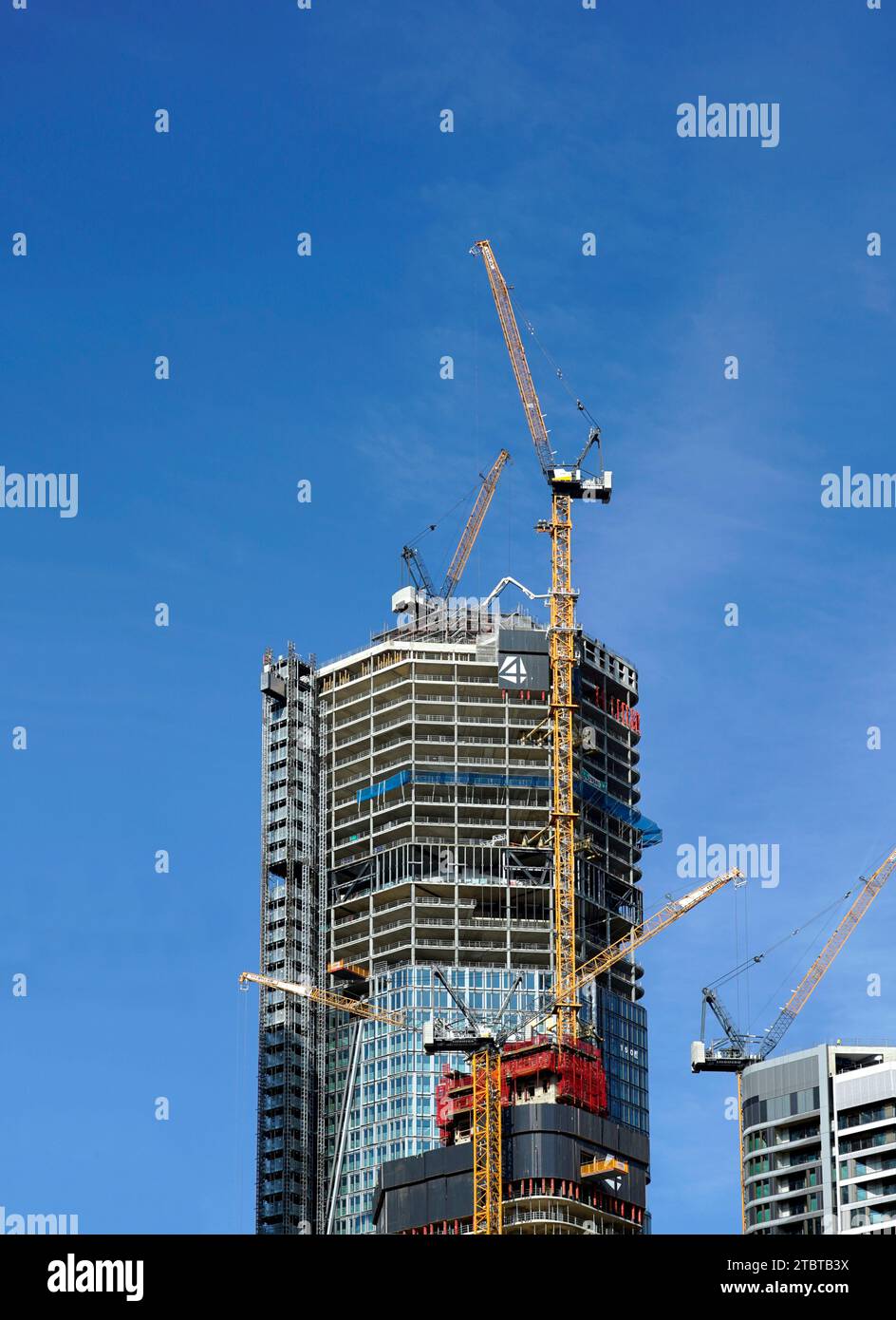 Allemagne, Hesse, Francfort, construction d'un immeuble de grande hauteur, construction de coquilles, immeuble de bureaux, grues, béton armé Banque D'Images