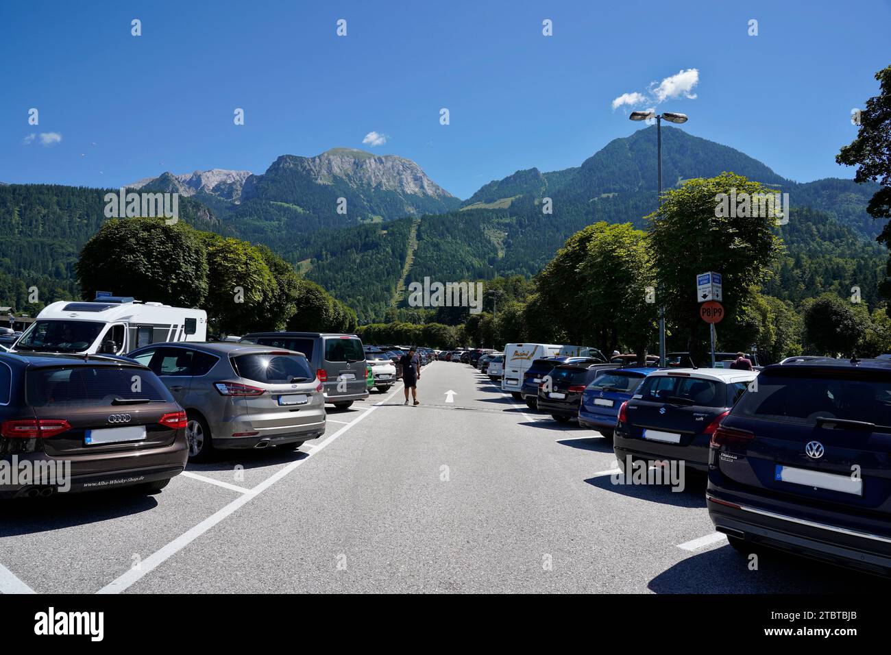 Allemagne, Bavière, haute-Bavière, Berchtesgaden, Schönau am Königssee, Königssee, grand parking occupé, Hohes Brett et Jenner en arrière-plan Banque D'Images