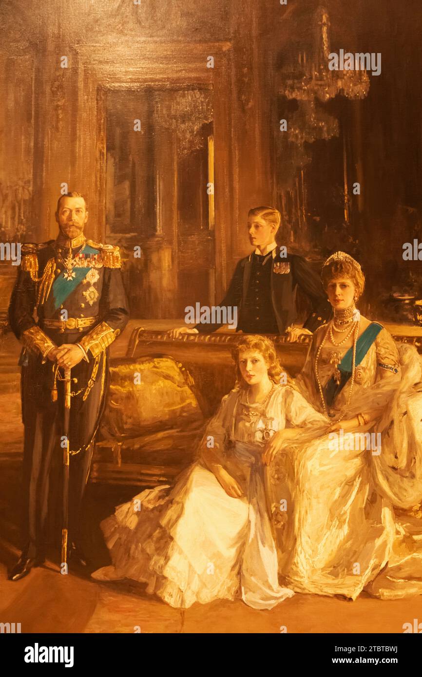 Angleterre, Londres, peinture de la famille royale au palais de Buckingham montrant le roi George V, la princesse Mary, comtesse de Harewood, le prince Edward, duc de Windsor, queen Mary de Sir John Lavery daté de 1913 Banque D'Images