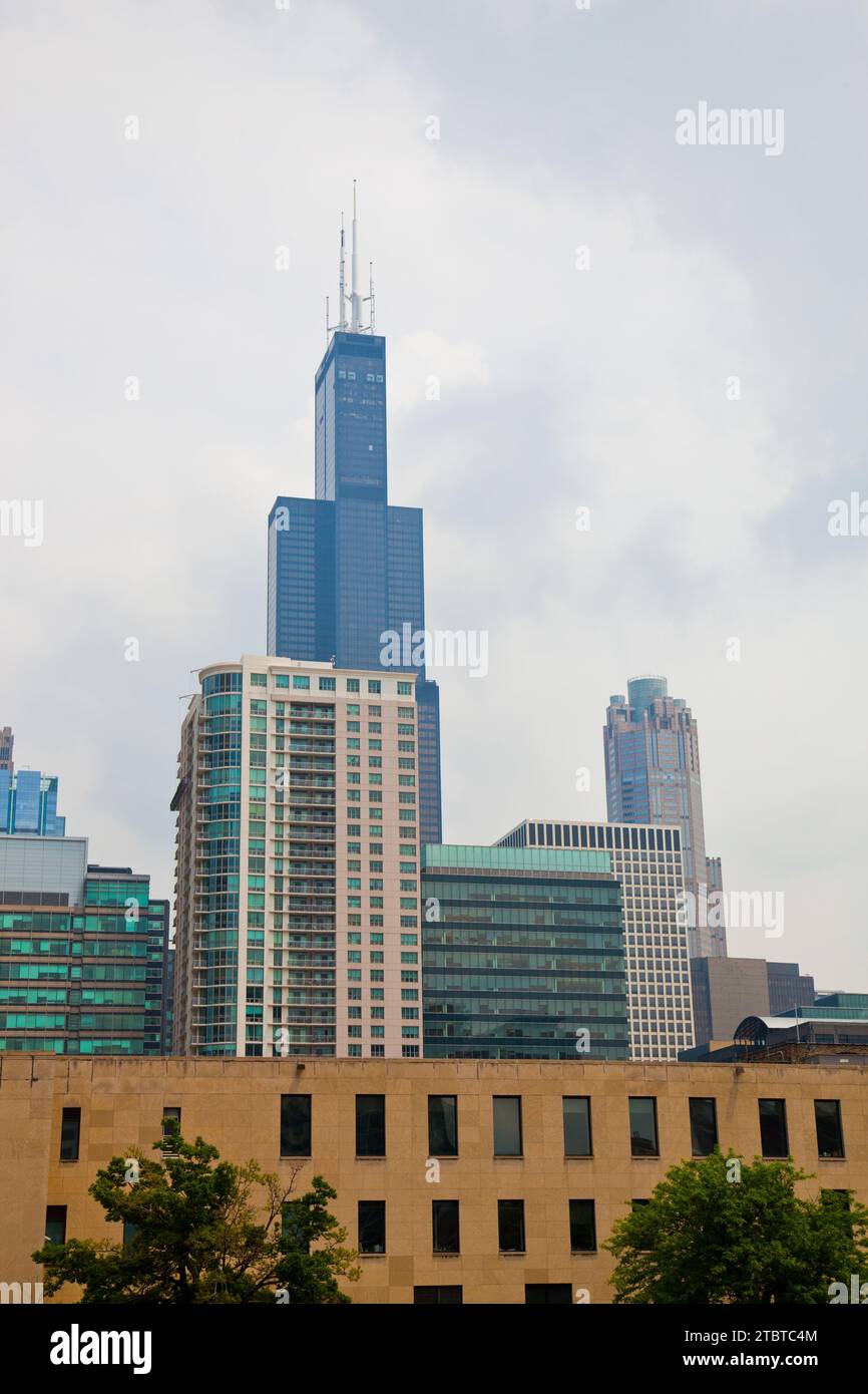 Chicago Skyscraper domine Overcast Skyline avec une architecture diversifiée Banque D'Images
