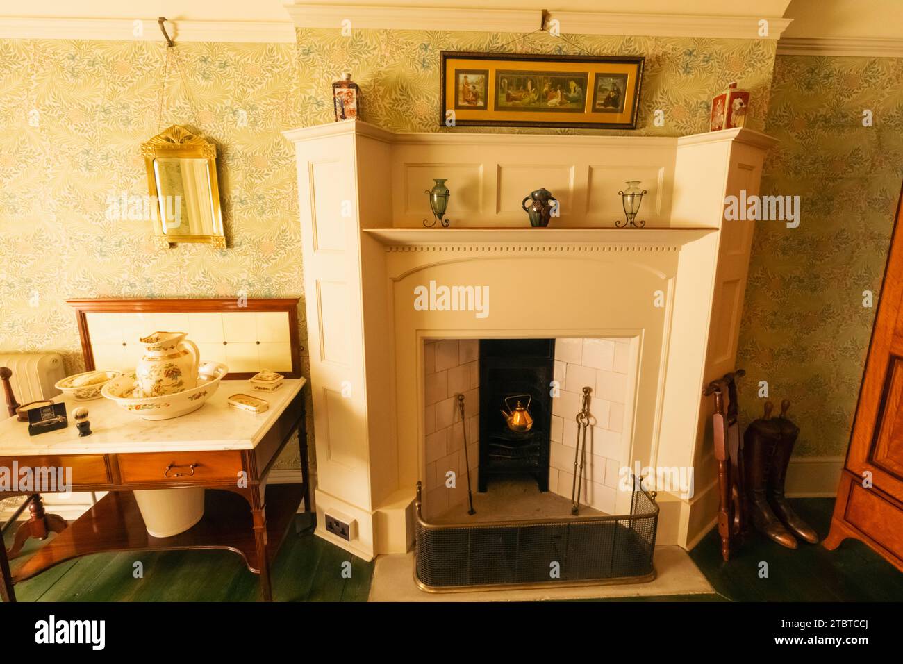 Angleterre, West Sussex, East Grinstead, Standen House and Garden, salle de bains avec articles de toilette Vintage Banque D'Images