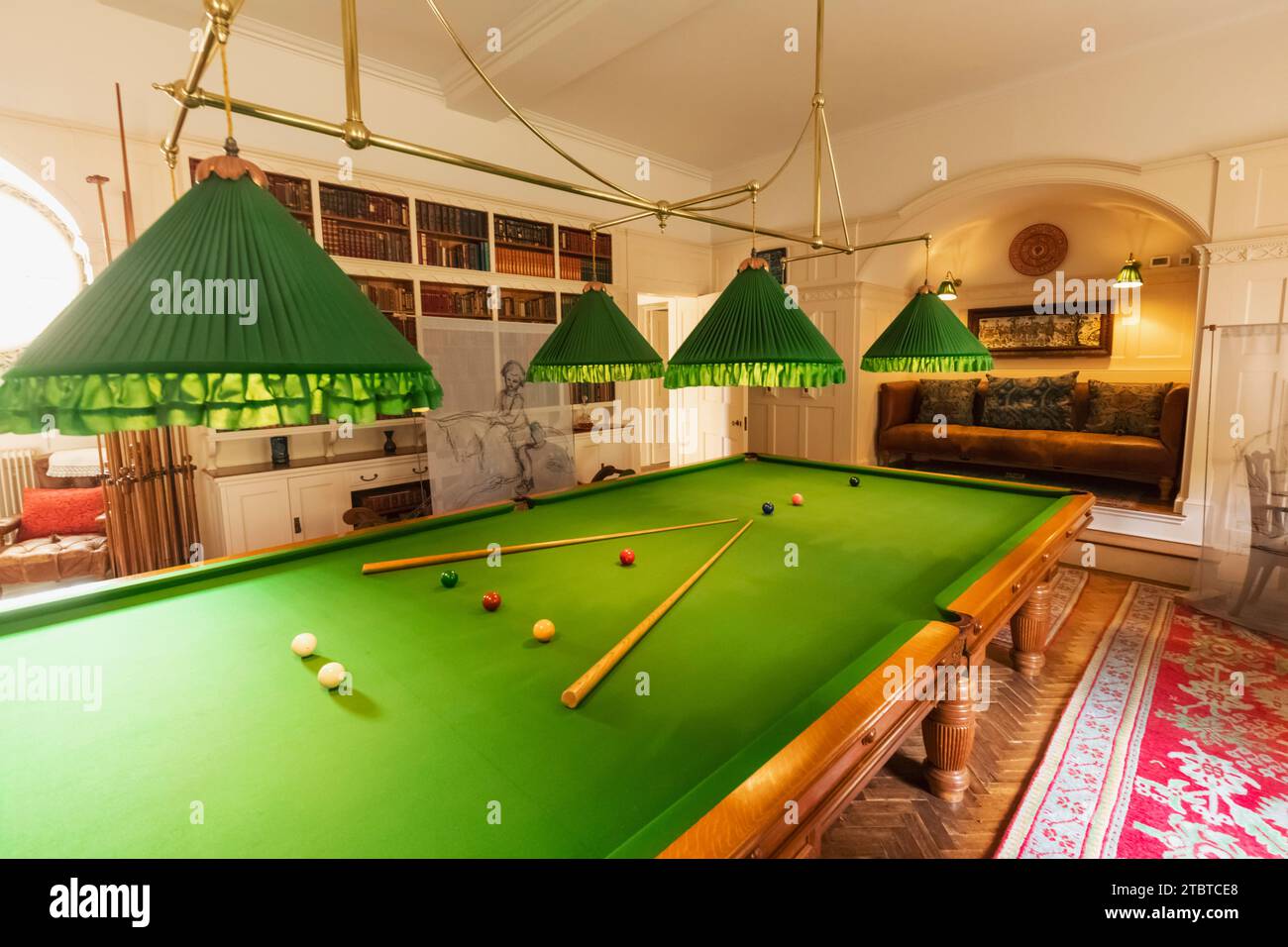 Angleterre, West Sussex, East Grinstead, Standen House and Garden, The Billiard Room, Vintage Billiard Table Banque D'Images