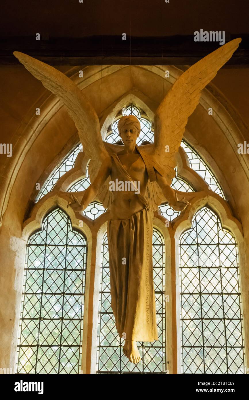 Angleterre, West Sussex, Harting, l'église paroissiale de St Mary et St Gabriel, Sculpture de l'Archange Gabriel par Philip Jackson Banque D'Images