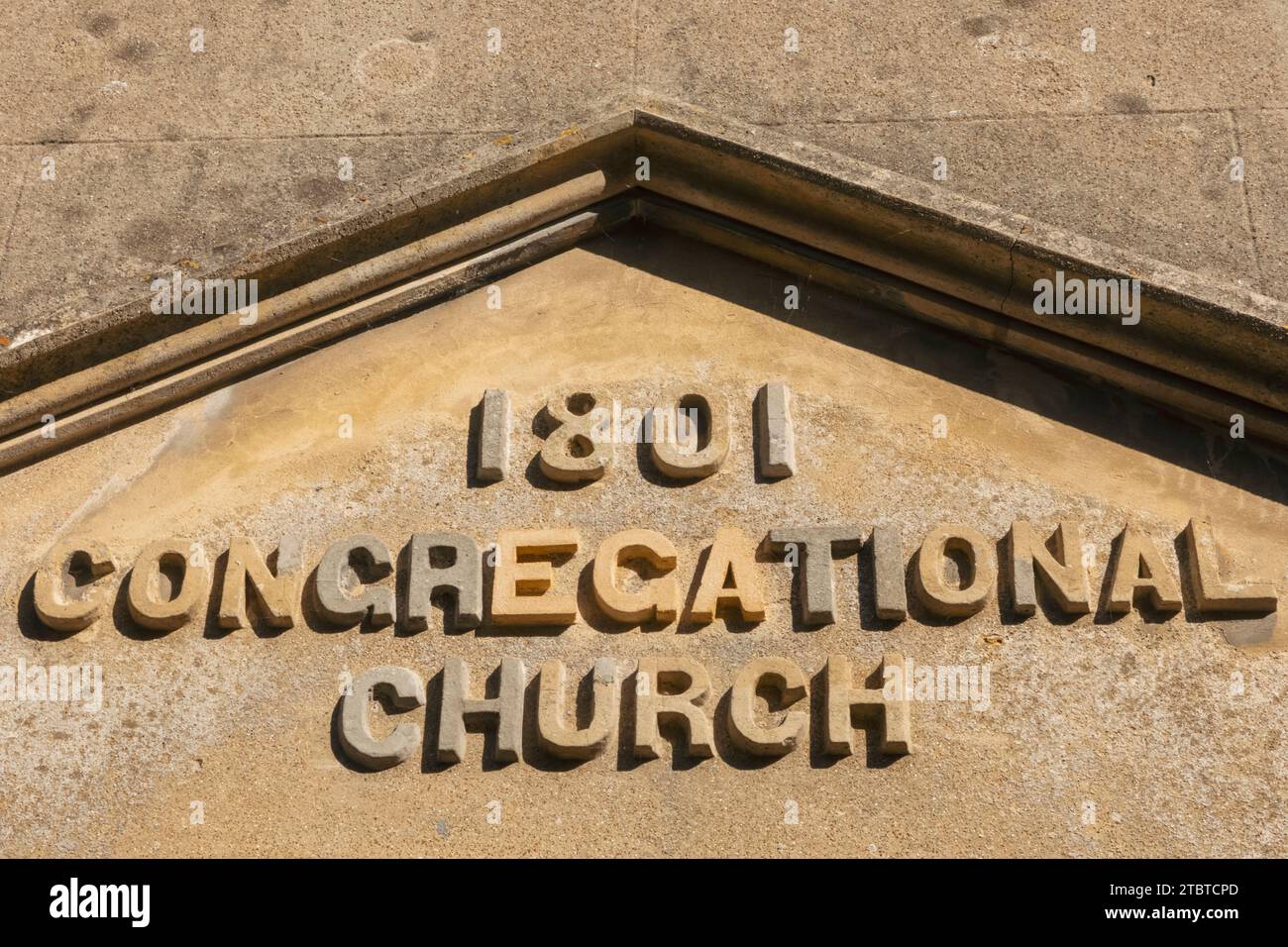 Angleterre, East Sussex, Alfriston, Alfriston Village, panneau sur la porte de l'église congrégationaliste historique Banque D'Images
