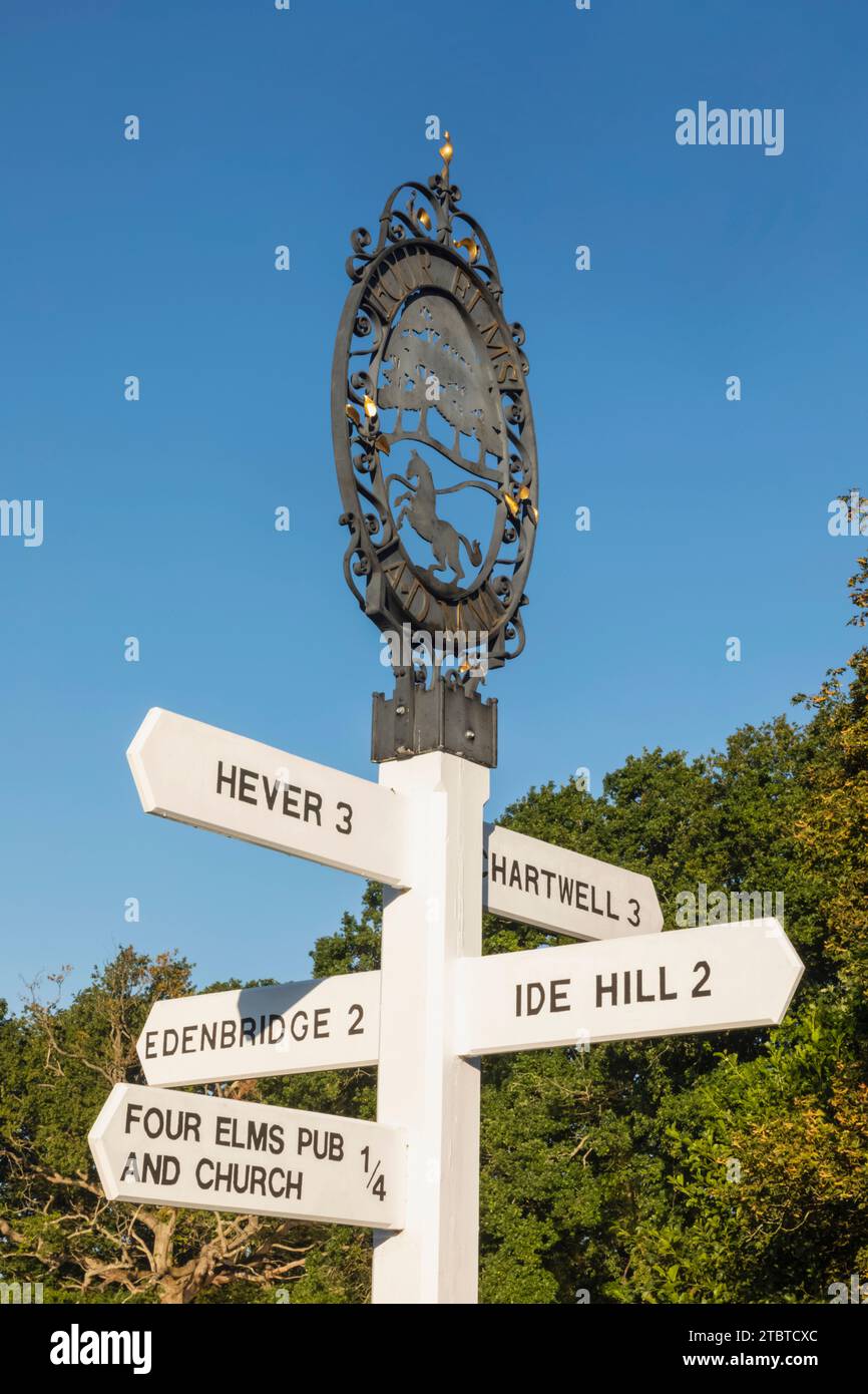 Angleterre, Kent, four Elms Village, Road Signpost et Village Sign Banque D'Images