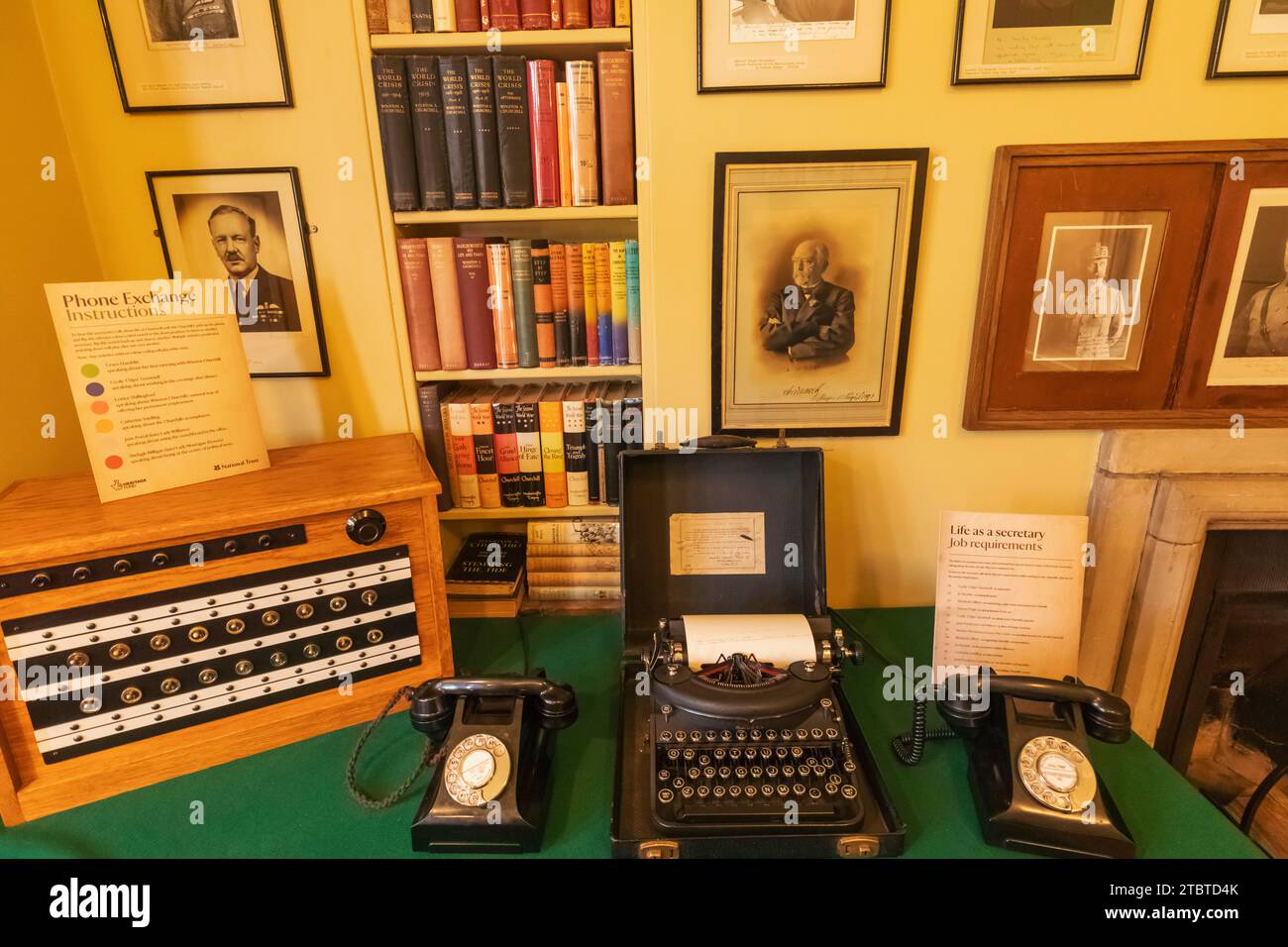Angleterre, Kent, Westerham, Chartwell, Winston Churchill's Home, affichage de la machine à écrire d'époque et du tableau de commutation téléphonique Banque D'Images
