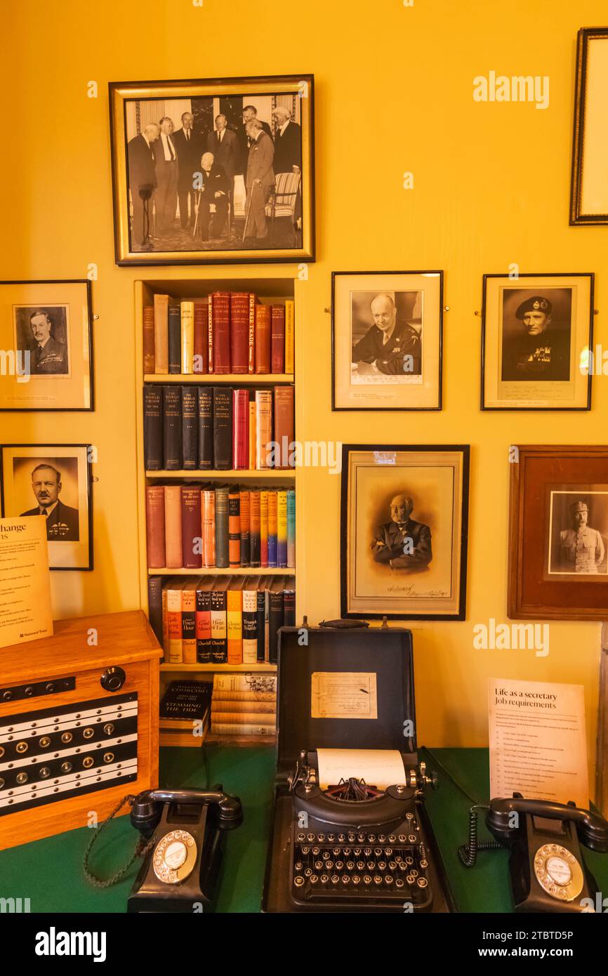 Angleterre, Kent, Westerham, Chartwell, Winston Churchill's Home, affichage de la machine à écrire d'époque et du tableau de commutation téléphonique Banque D'Images