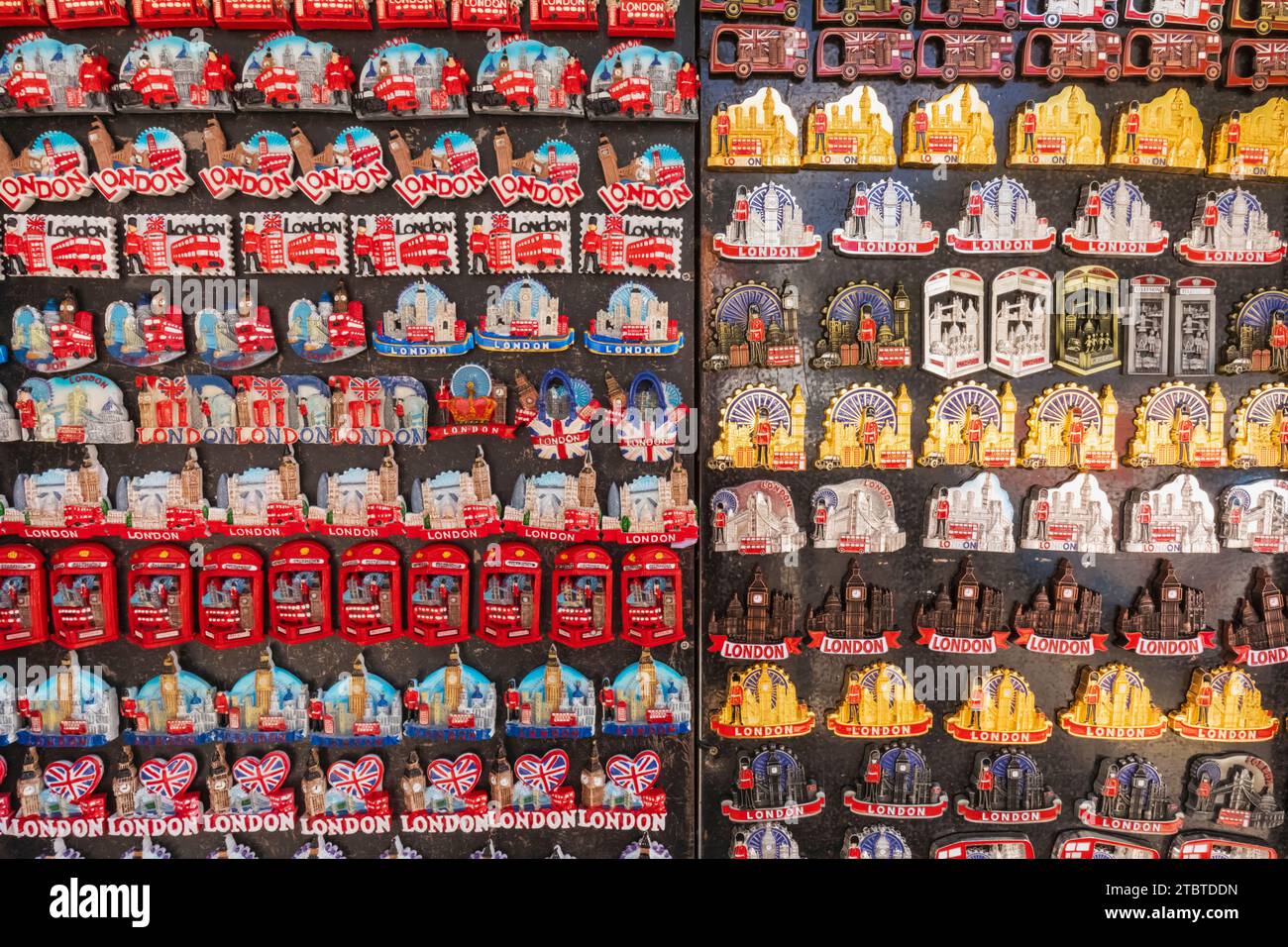 Angleterre, Londres, Covent Garden, Magnets souvenirs représentant les monuments emblématiques de Londres Banque D'Images