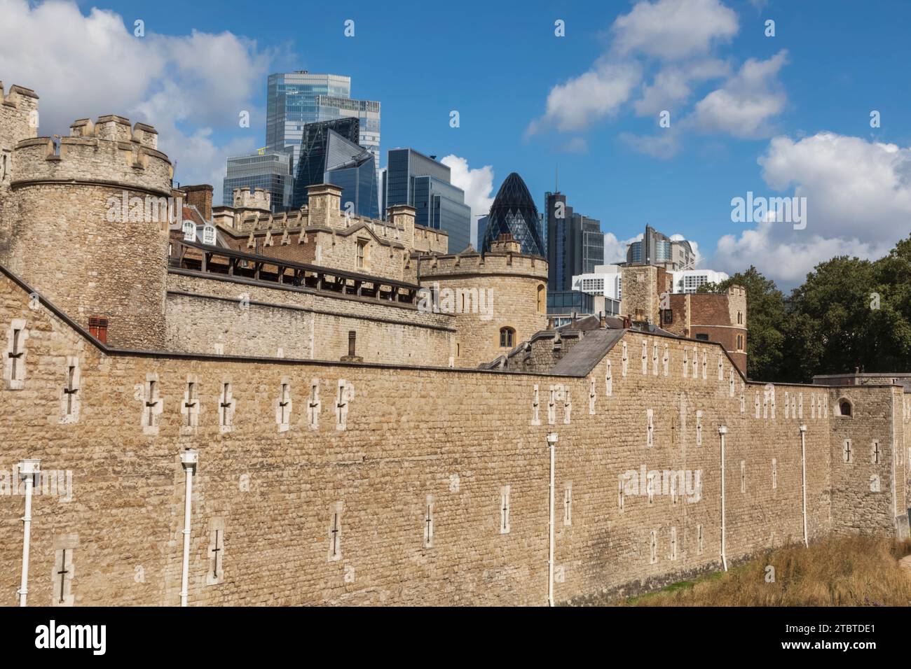 Angleterre, Londres, la ville, Tour de Londres et ville moderne de Londres Skyline Banque D'Images