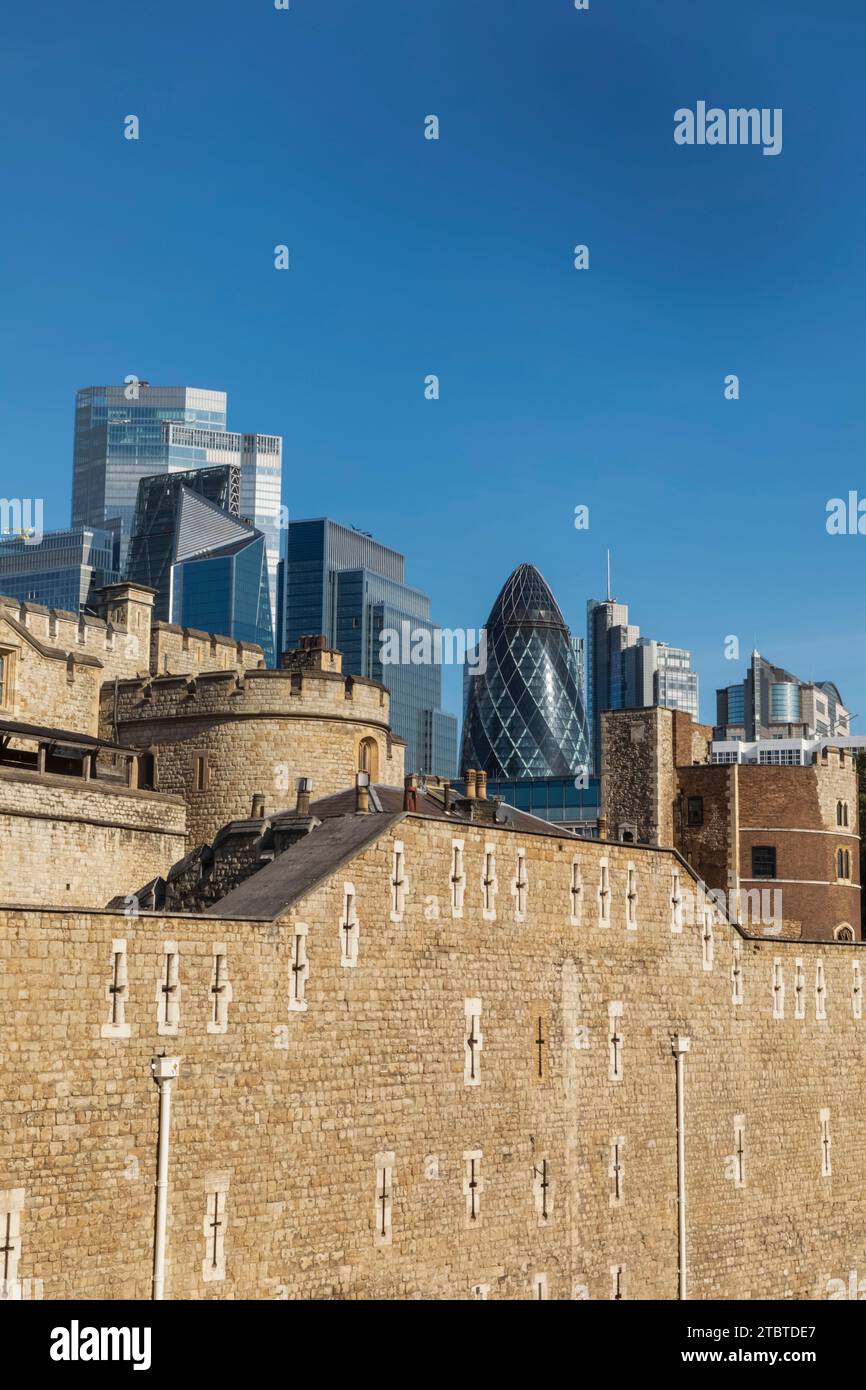 Angleterre, Londres, la ville, Tour de Londres et ville moderne de Londres Skyline Banque D'Images