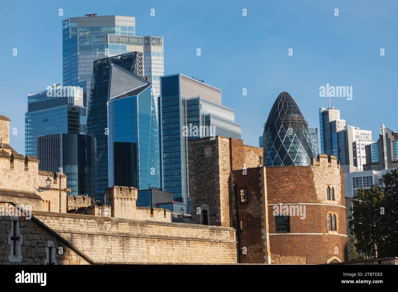 Angleterre, Londres, la ville, Tour de Londres et ville moderne de Londres Skyline Banque D'Images