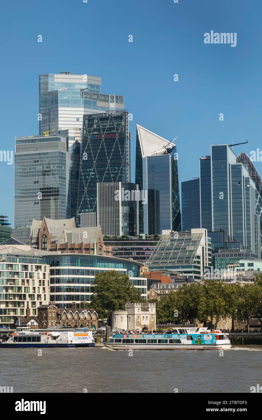 Angleterre, Londres, la ville, Tour de Londres et ville moderne de Londres Skyline Banque D'Images