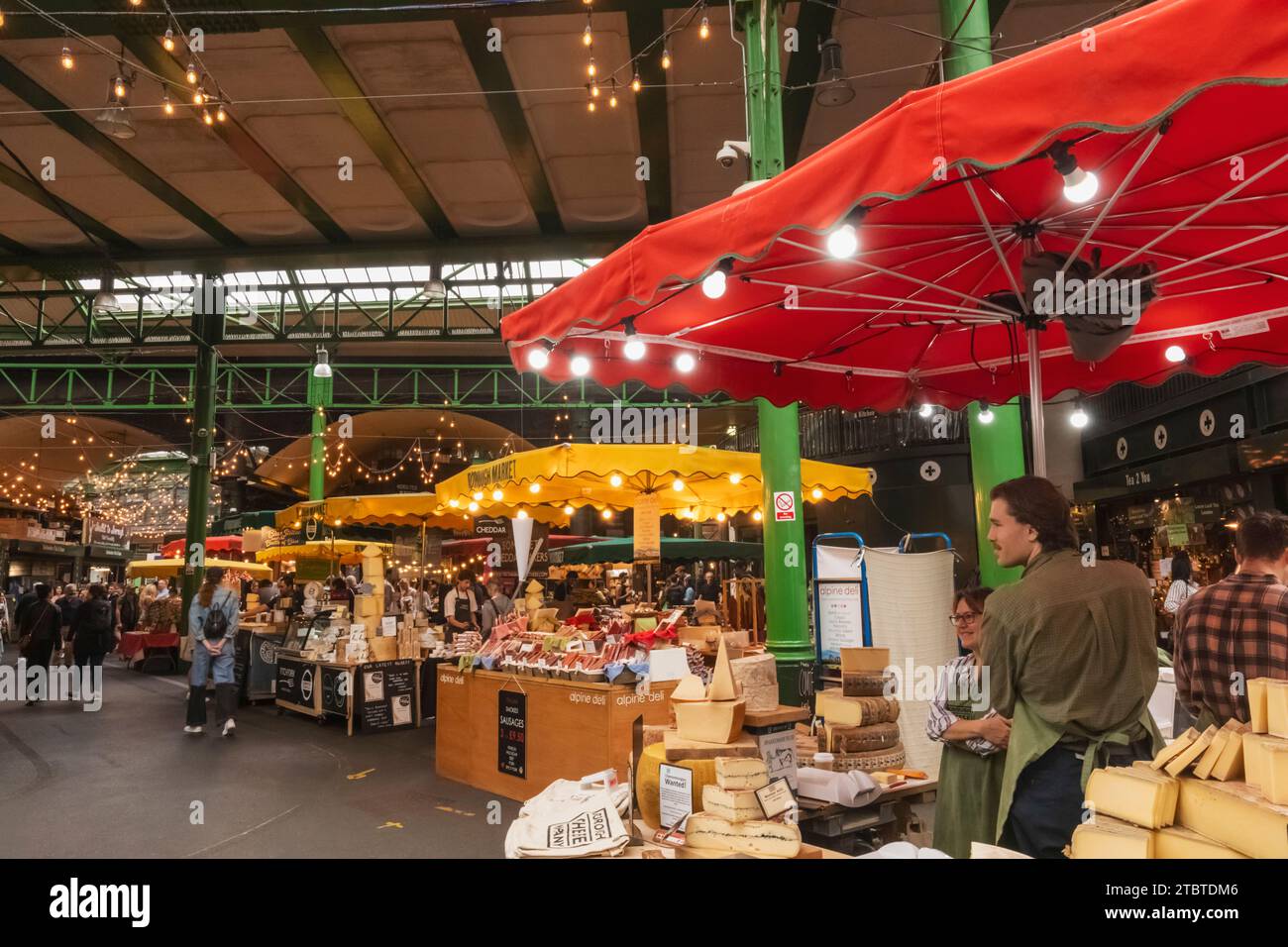 Angleterre, Londres, Southwark, Borough Market, stands de nourriture colorés Banque D'Images