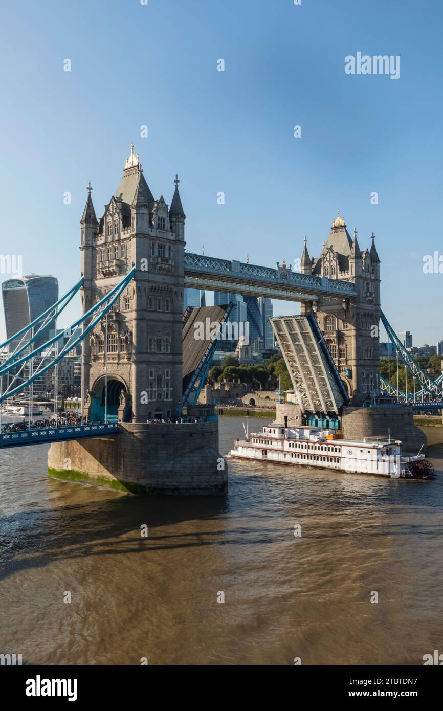 Angleterre, Londres, bateau d'excursion passant par Open Tower Bridge et la Tamise Banque D'Images