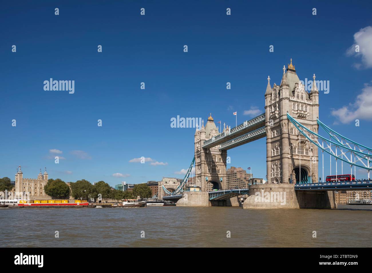 Angleterre, Londres, Tower Bridge et la Tour de Londres avec la Tamise Banque D'Images