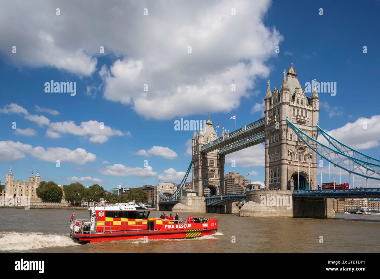Angleterre, Londres, Tower Bridge et la Tour de Londres avec la Tamise Banque D'Images