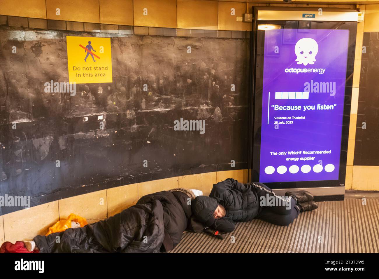 Angleterre, Londres, Soho, rudes dormeurs à l'entrée de la station de métro Leciester Square Banque D'Images