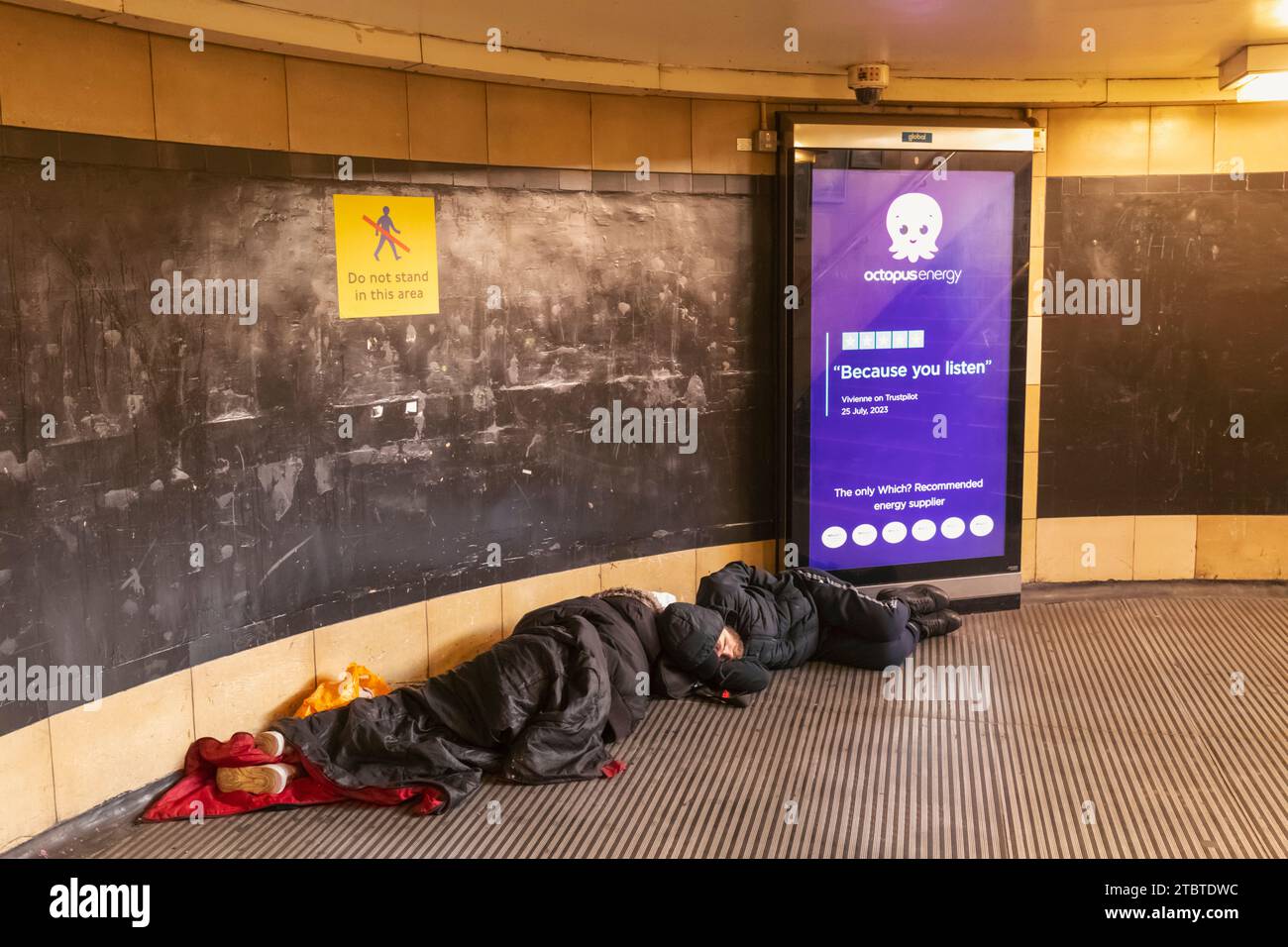 Angleterre, Londres, Soho, rudes dormeurs à l'entrée de la station de métro Leciester Square Banque D'Images