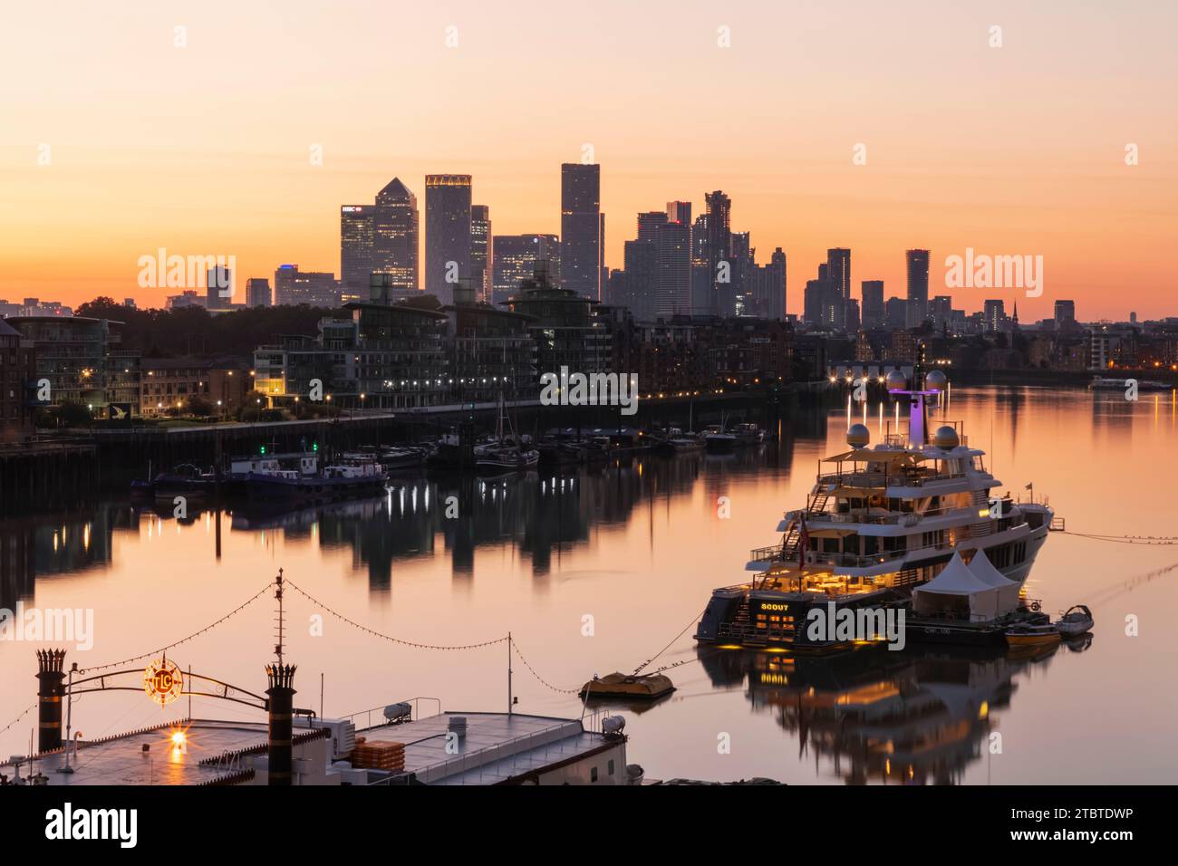 Angleterre, Londres, Docklands, Canary Wharf Skyline et la Tamise à l'aube Banque D'Images