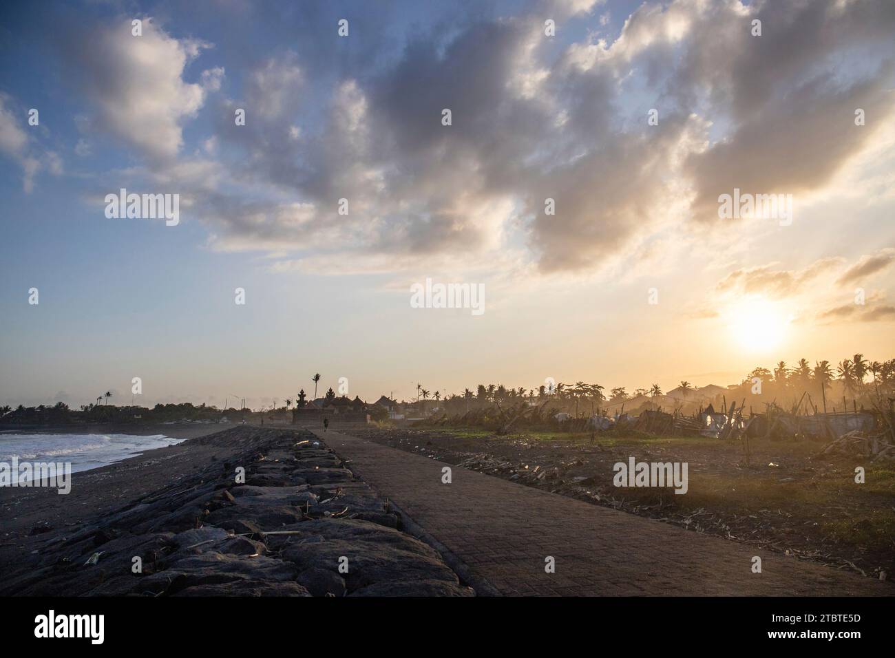 Temple hindou sur une plage de sable noir au bord de la mer, paysage nocturne avec des vagues sur la mer sur une île tropicale à Sanur, Bali, Indonésie Banque D'Images