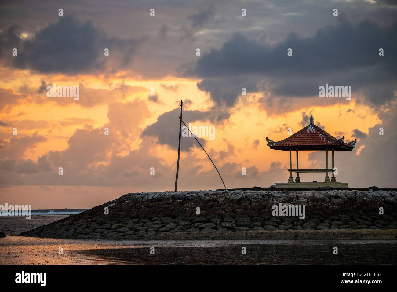 Lever de soleil sur plage de sable, paysage tourné avec vue sur la mer et la plage, vagues légères et belle ambiance matinale, Sanur, Bali, Indonésie Banque D'Images