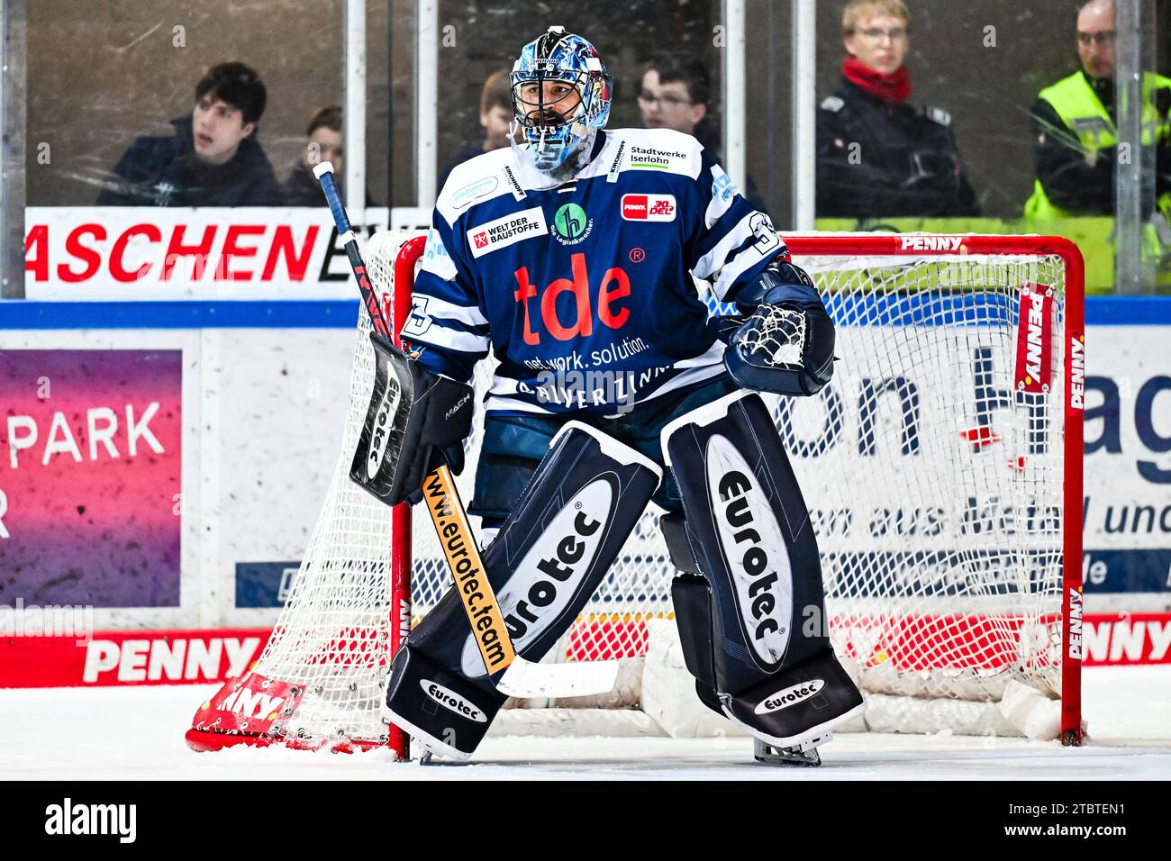 Iserlohn, Deutschland. 08 décembre 2023. Kevin Reich (Iserlohn Roosters, #35) GER, Iserlohn Roosters vs Loewen Frankfurt, Eishockey, Penny-DEL, 25. Spieltag, Spielzeit 2023/2024, 08.12.2023, photo : Jonas Brockmann/Eibner-Pressefoto crédit : dpa/Alamy Live News Banque D'Images