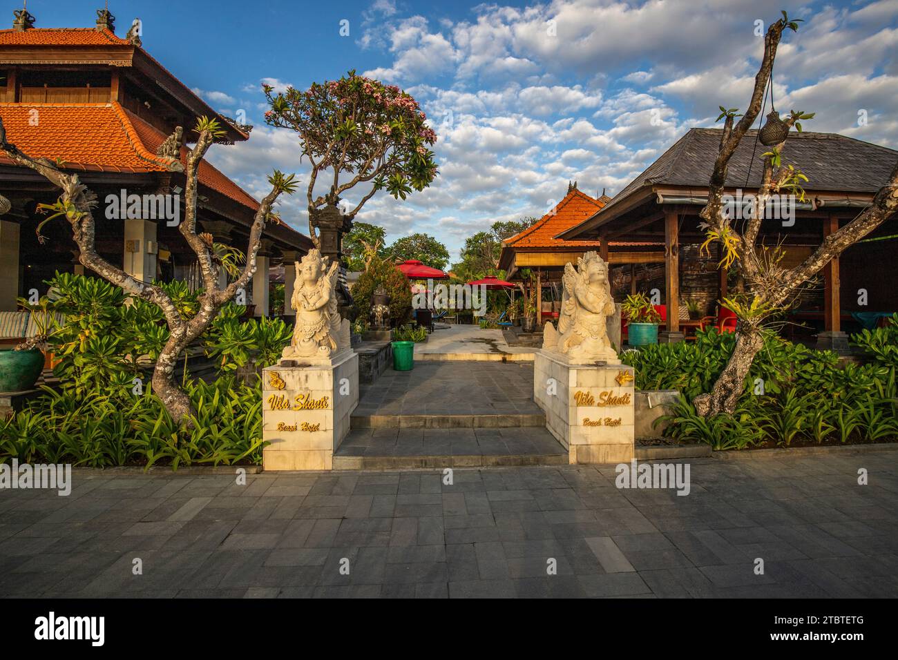 Parc avec des plantes tropicales et des statues traditionnelles de la foi hindoue et pour la décoration, la vie insulaire tropicale en tant que touriste à Bali, Indonésie Banque D'Images