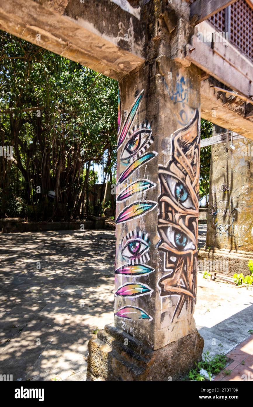 Graffiti sur le terrain du Taman Festival Bali, Padang Galak, un lieu perdu à Bali, Indonésie, un ancien parc aquatique et d'attractions qui est en train d'être récupéré par la nature Banque D'Images